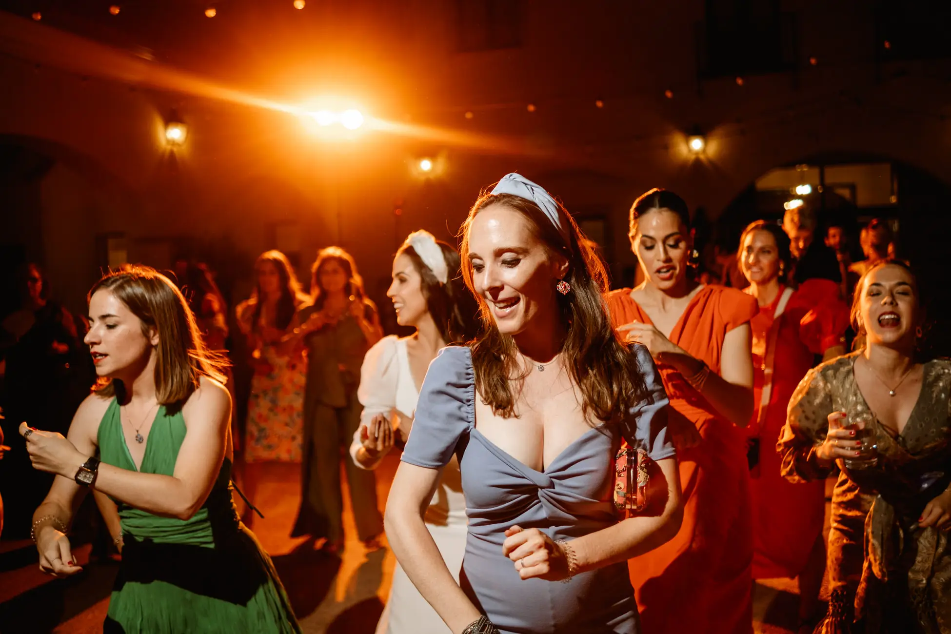 Las invitadas bailan juntas en la fiesta, en Mérida