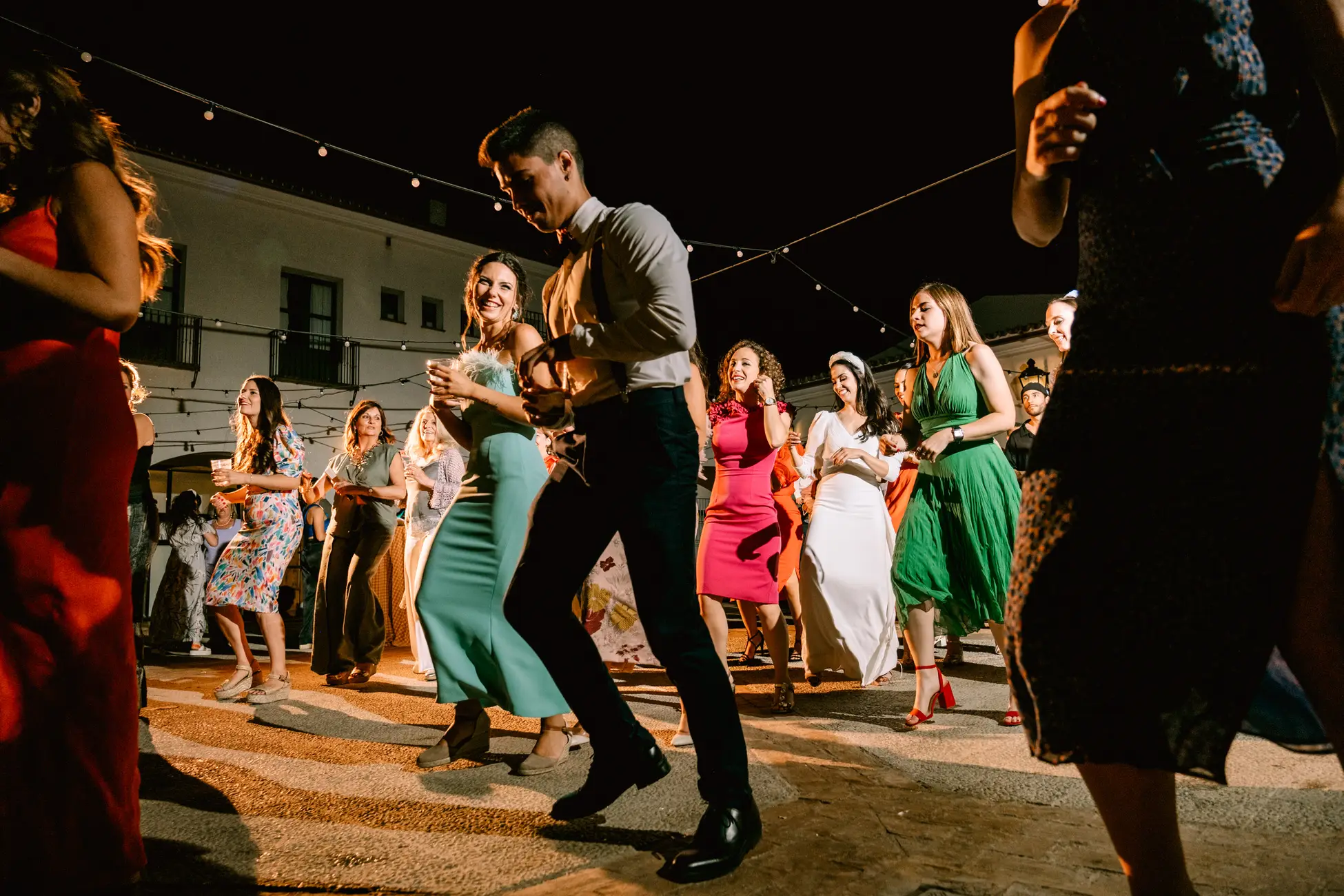 Un invitado baila en la pista de Bodega Valdealto
