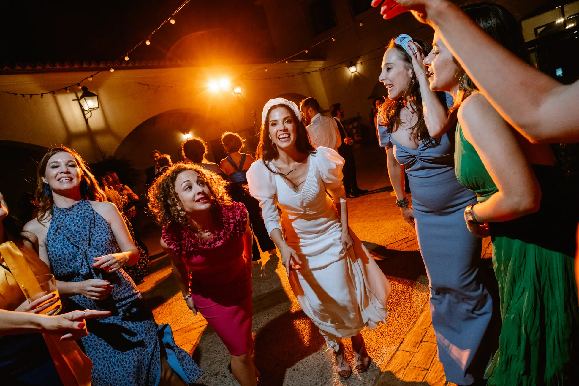 La novia baila con sus amigas bajo las guirnaldas de luces, en Mérida