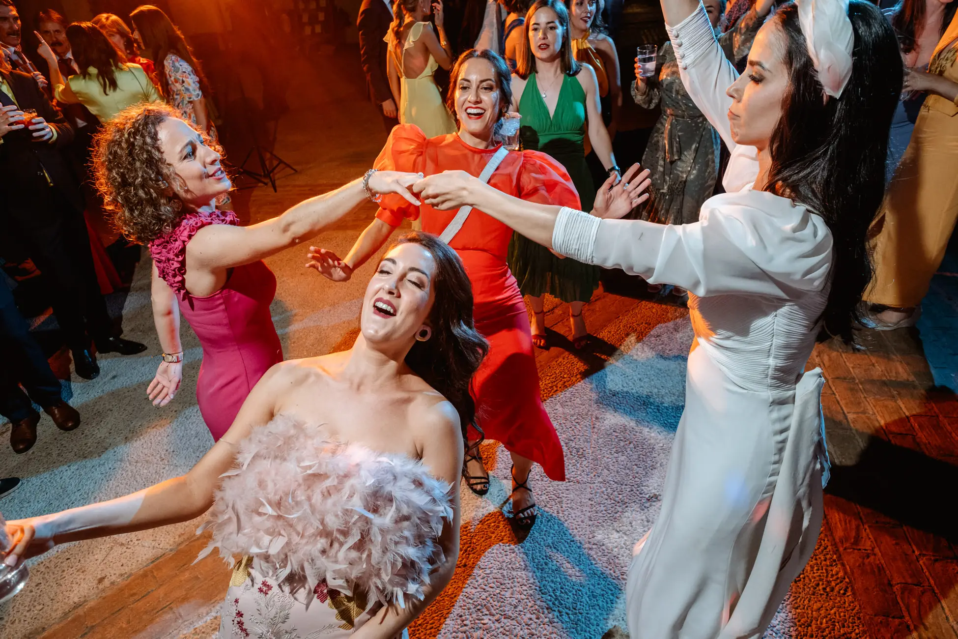 Las amigas bailan en corro con la novia, en Mérida