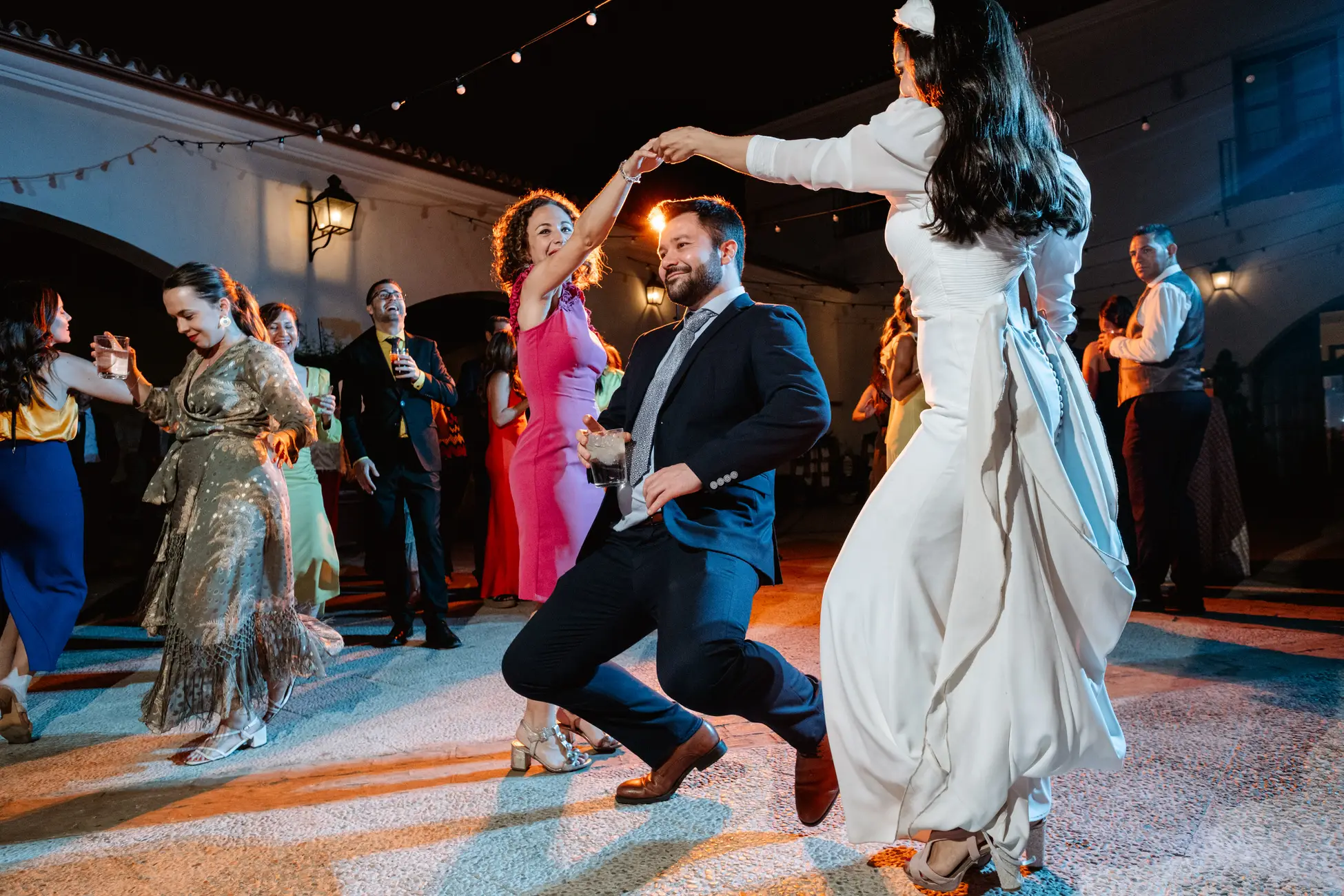 La novia y un invitado bailan en la pista, en Mérida