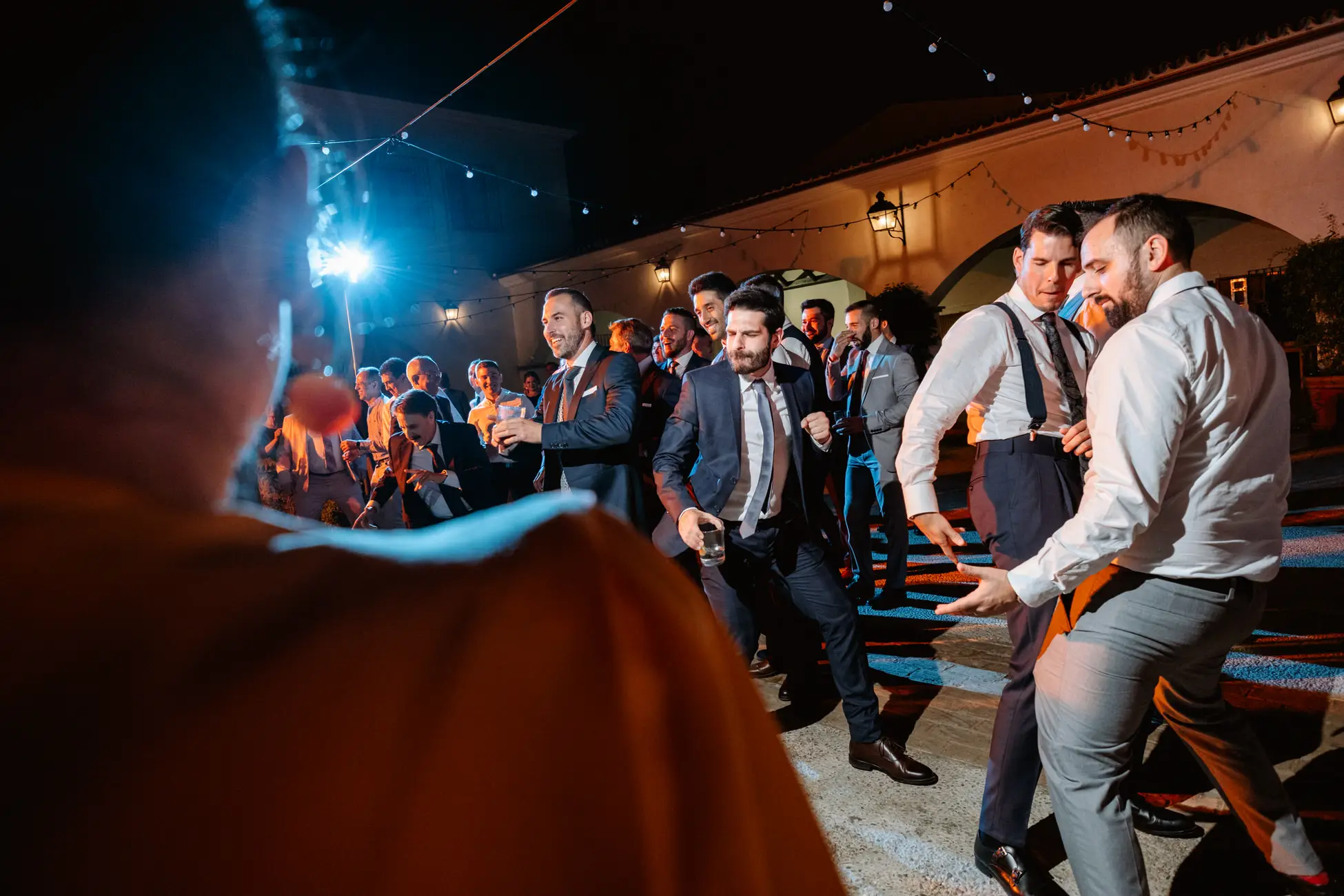 Los amigos del novio bailan en la pista, en Mérida