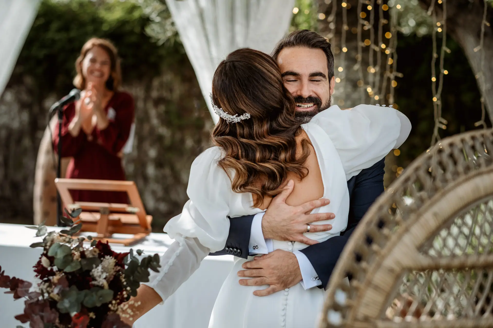 La novia abraza al novio tras la ceremonia civil