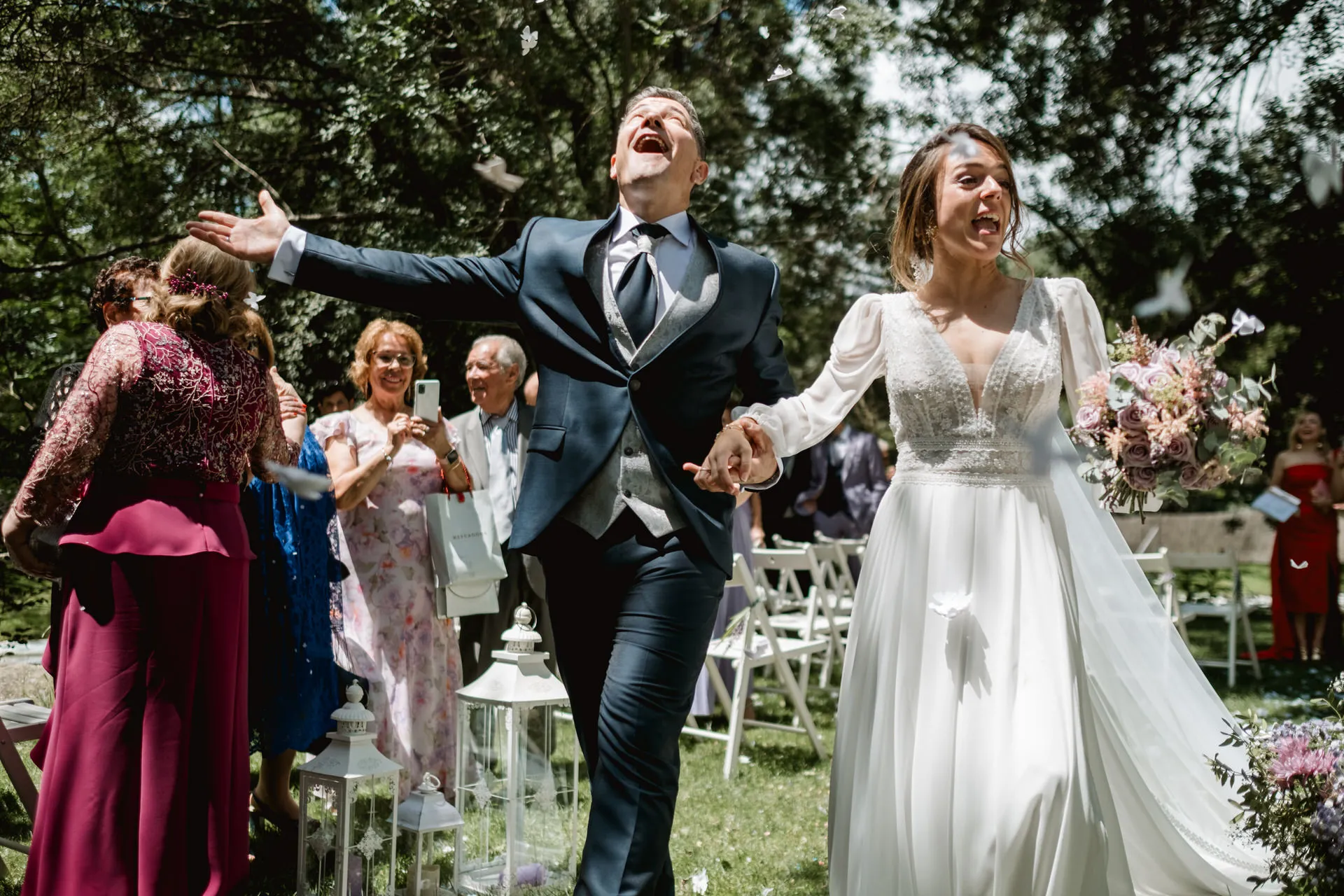 Los novios salen de la ceremonia entre los aplausos de los invitados, en el Valle del Jerte (Cáceres)