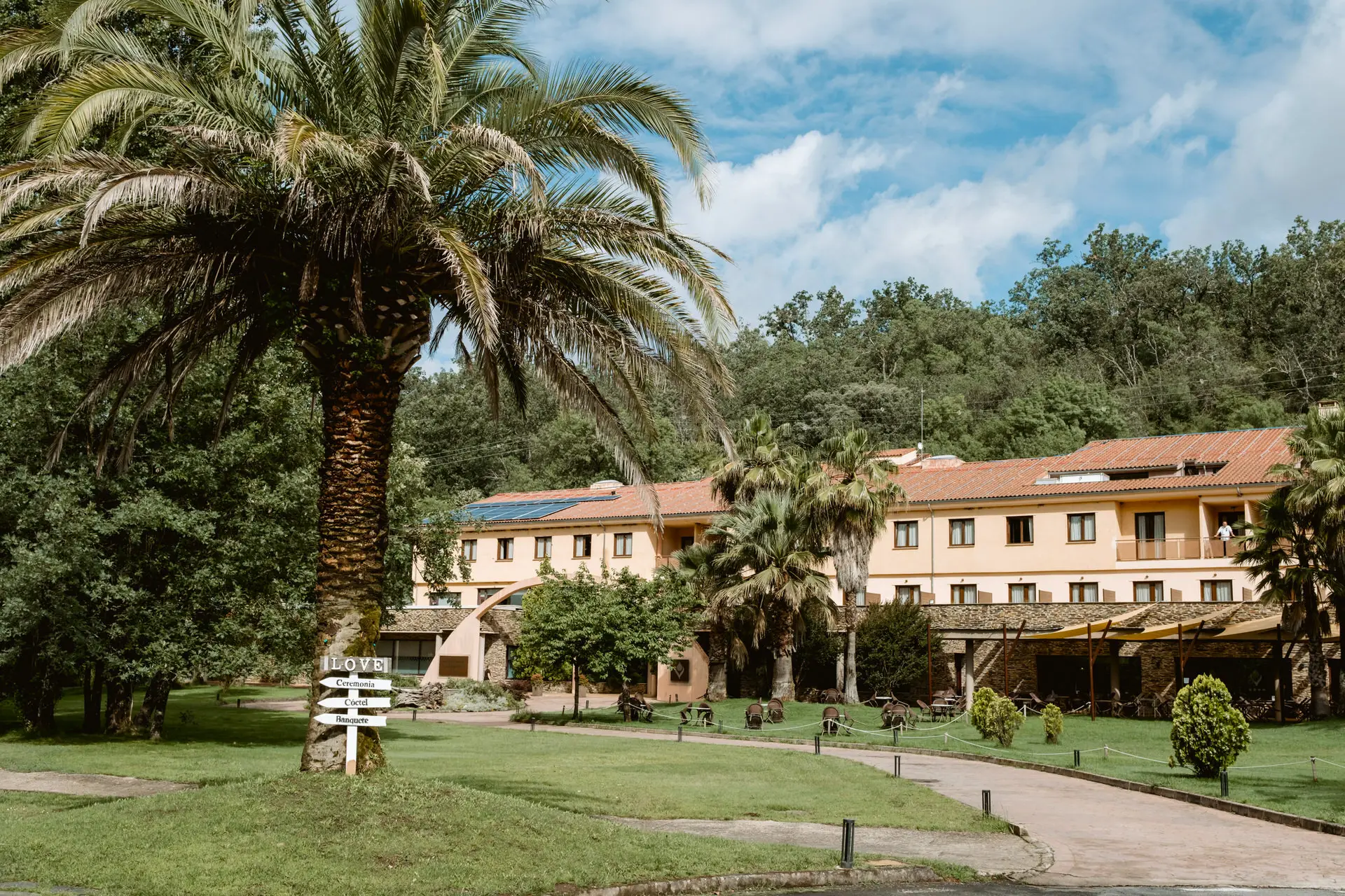 El Hotel Balneario Valle del Jerte entre palmeras y jardines