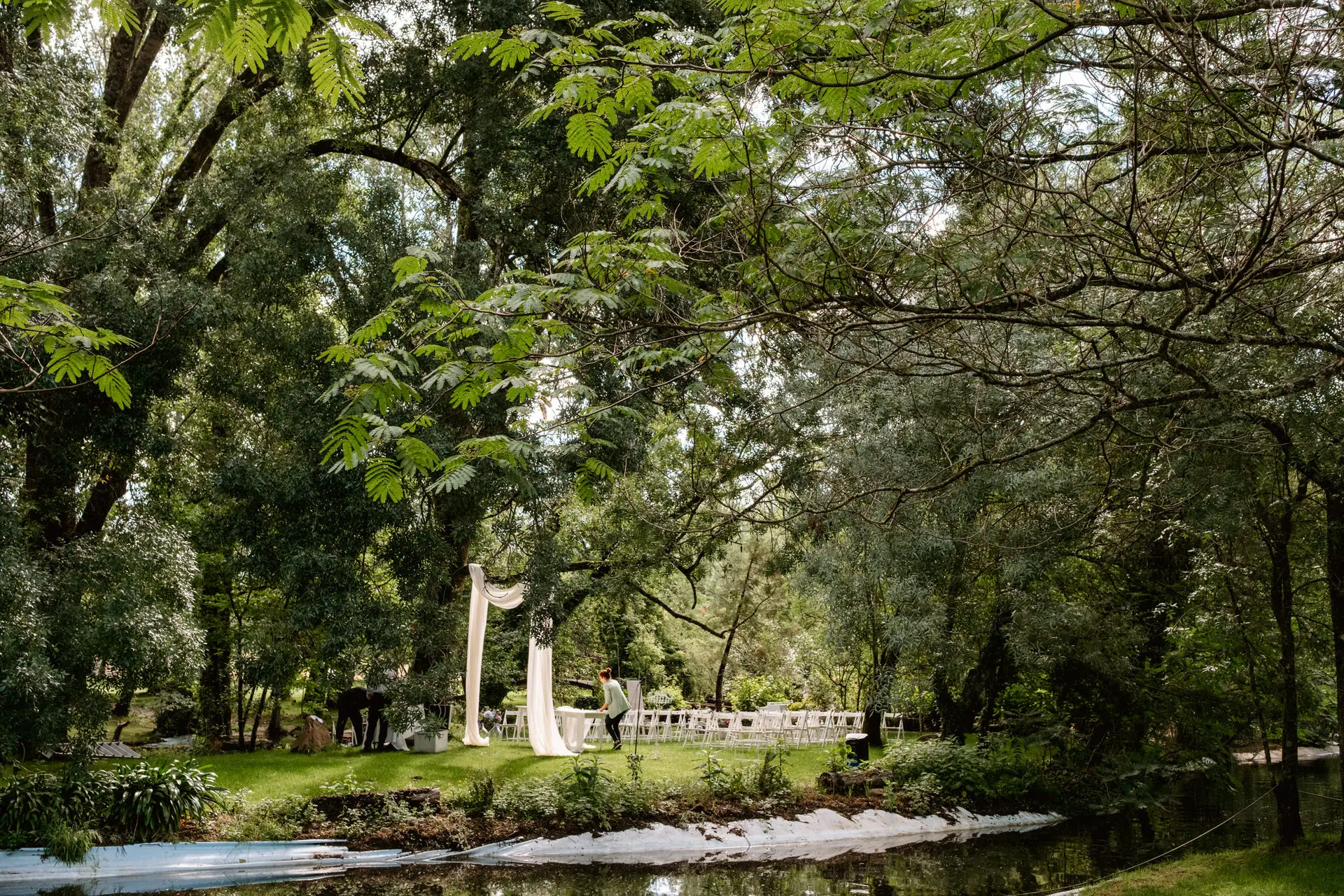 El jardín junto al río donde se celebró la ceremonia, en el Valle del Jerte (Cáceres)