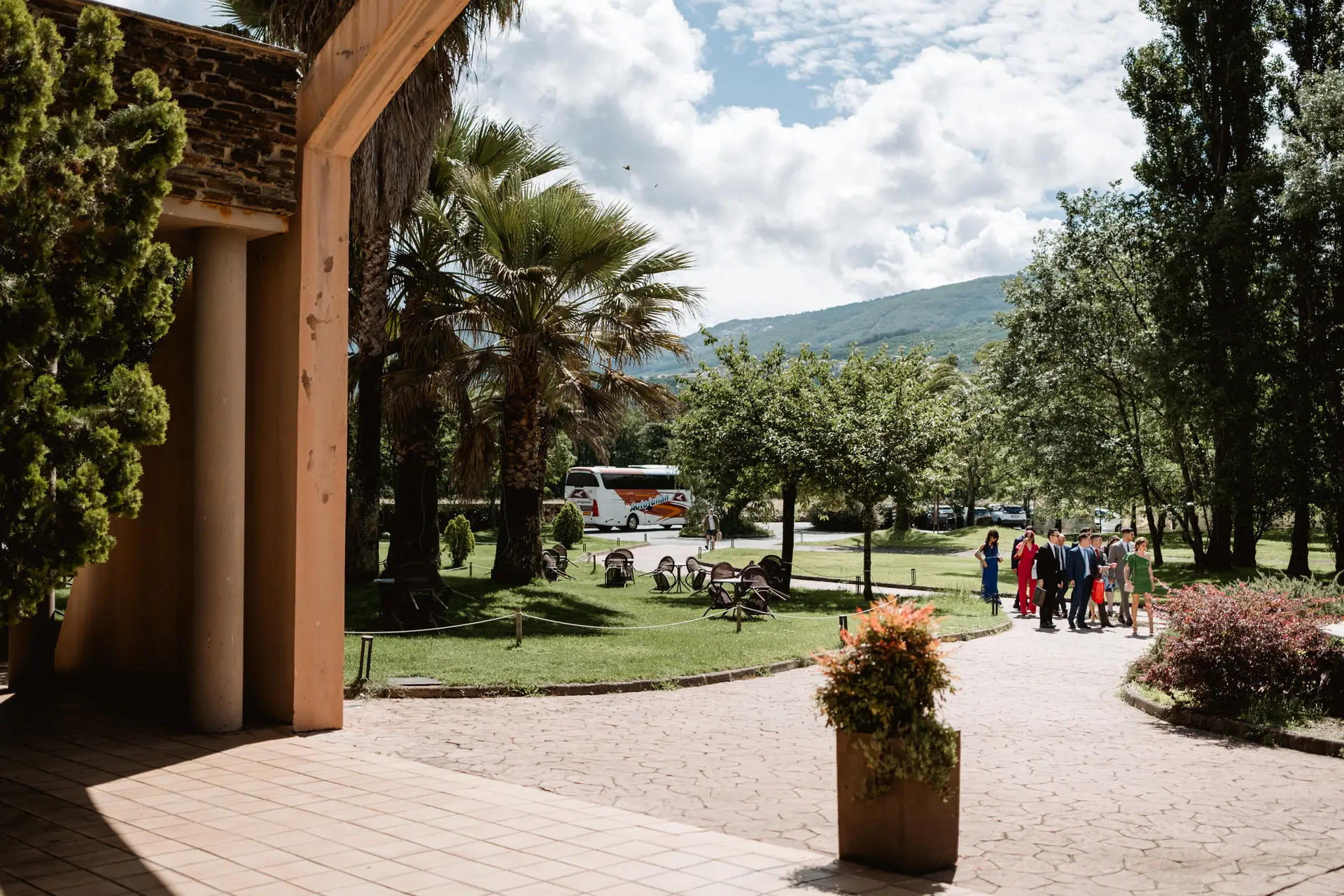 Los invitados llegan por los jardines del balneario