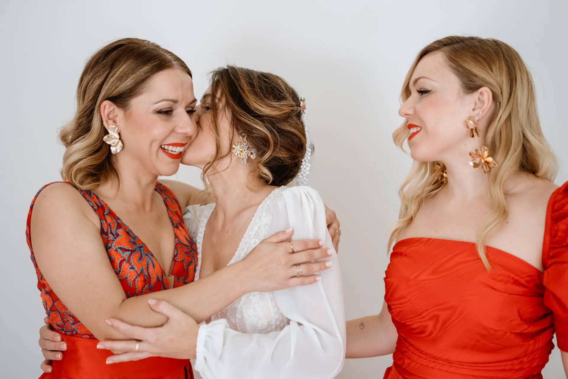 La novia abraza a sus amigas antes de la ceremonia, en el Valle del Jerte (Cáceres)