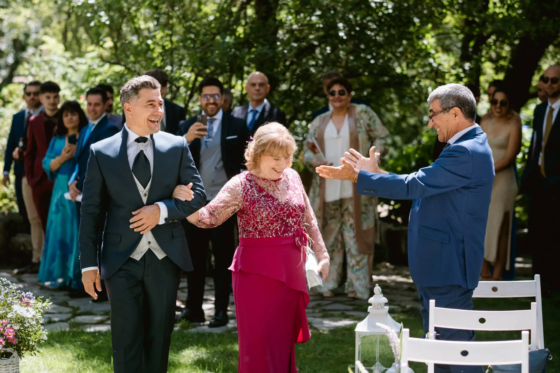 El novio y la madrina llegan entre los invitados, en el Valle del Jerte (Cáceres)