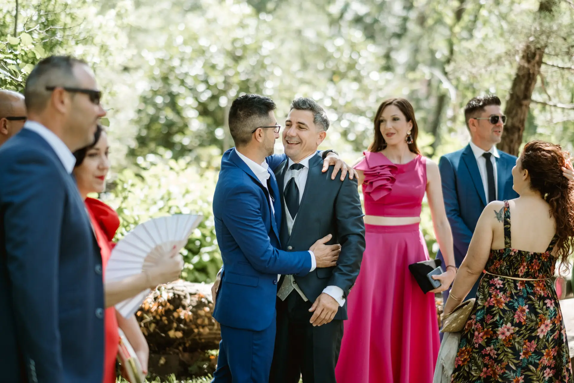 El novio saluda a sus amigos antes de la ceremonia, en el Valle del Jerte (Cáceres)