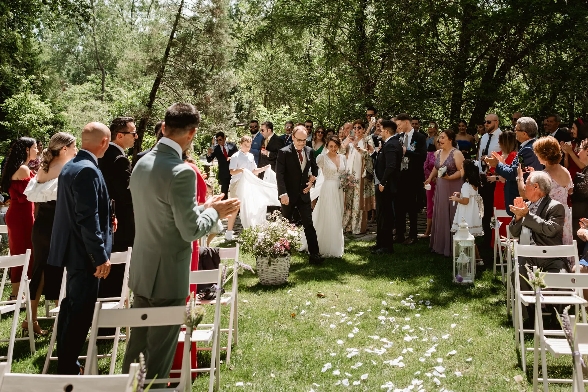 Los invitados reciben a la novia en el pasillo de la ceremonia, en el Valle del Jerte (Cáceres)