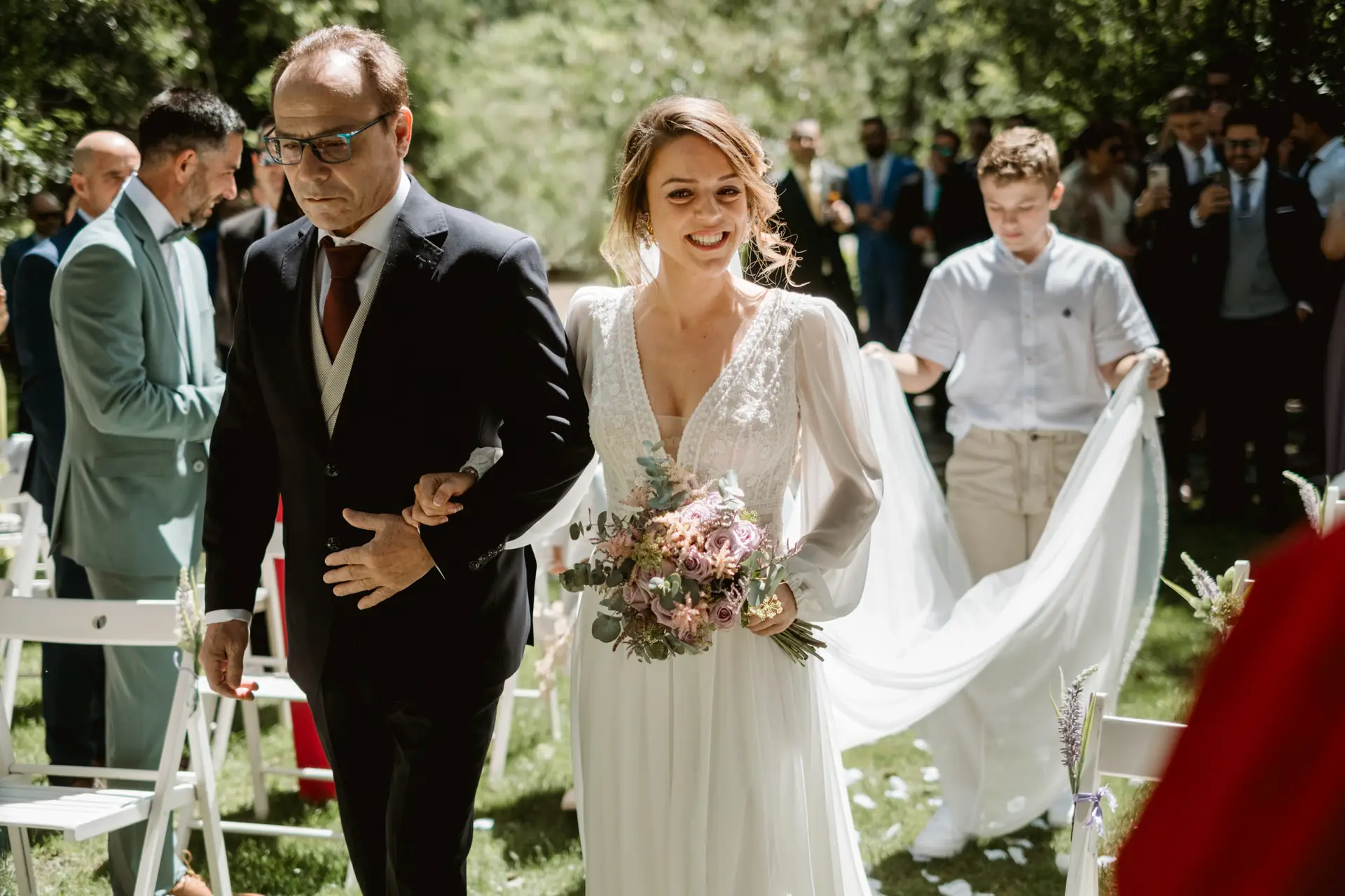 La novia avanza por el pasillo del brazo del padrino, en el Valle del Jerte (Cáceres)