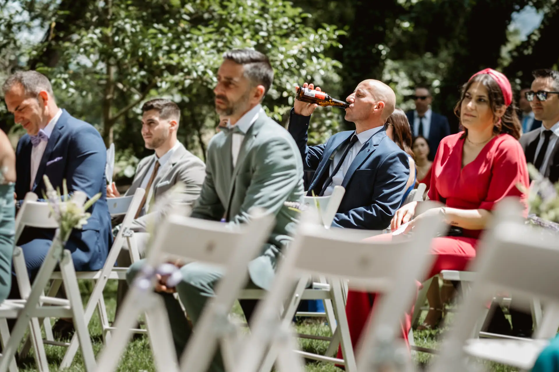 Los invitados sentados durante la ceremonia en el jardín, en el Valle del Jerte (Cáceres)