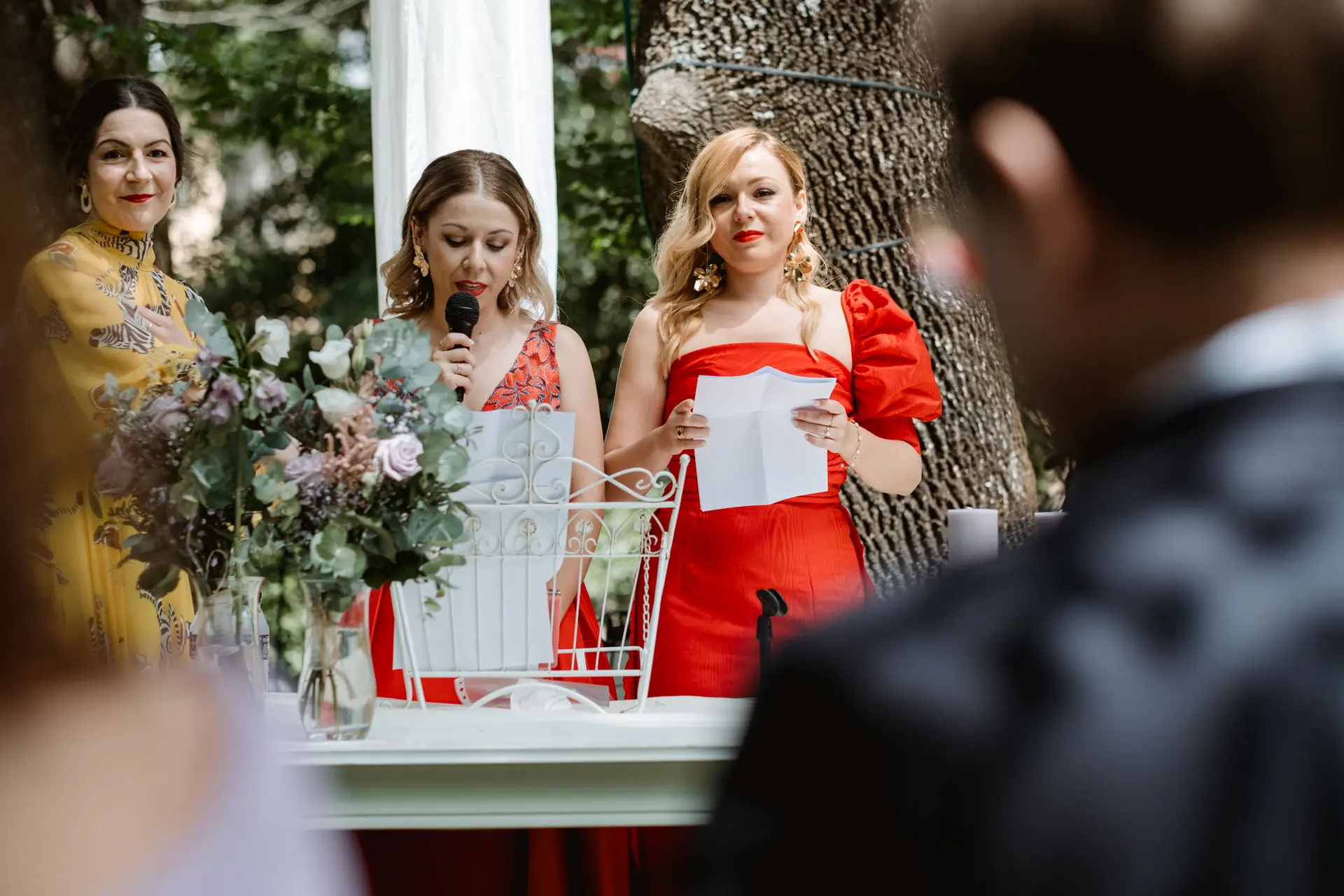 Una amiga lee durante la ceremonia, en el Valle del Jerte (Cáceres)