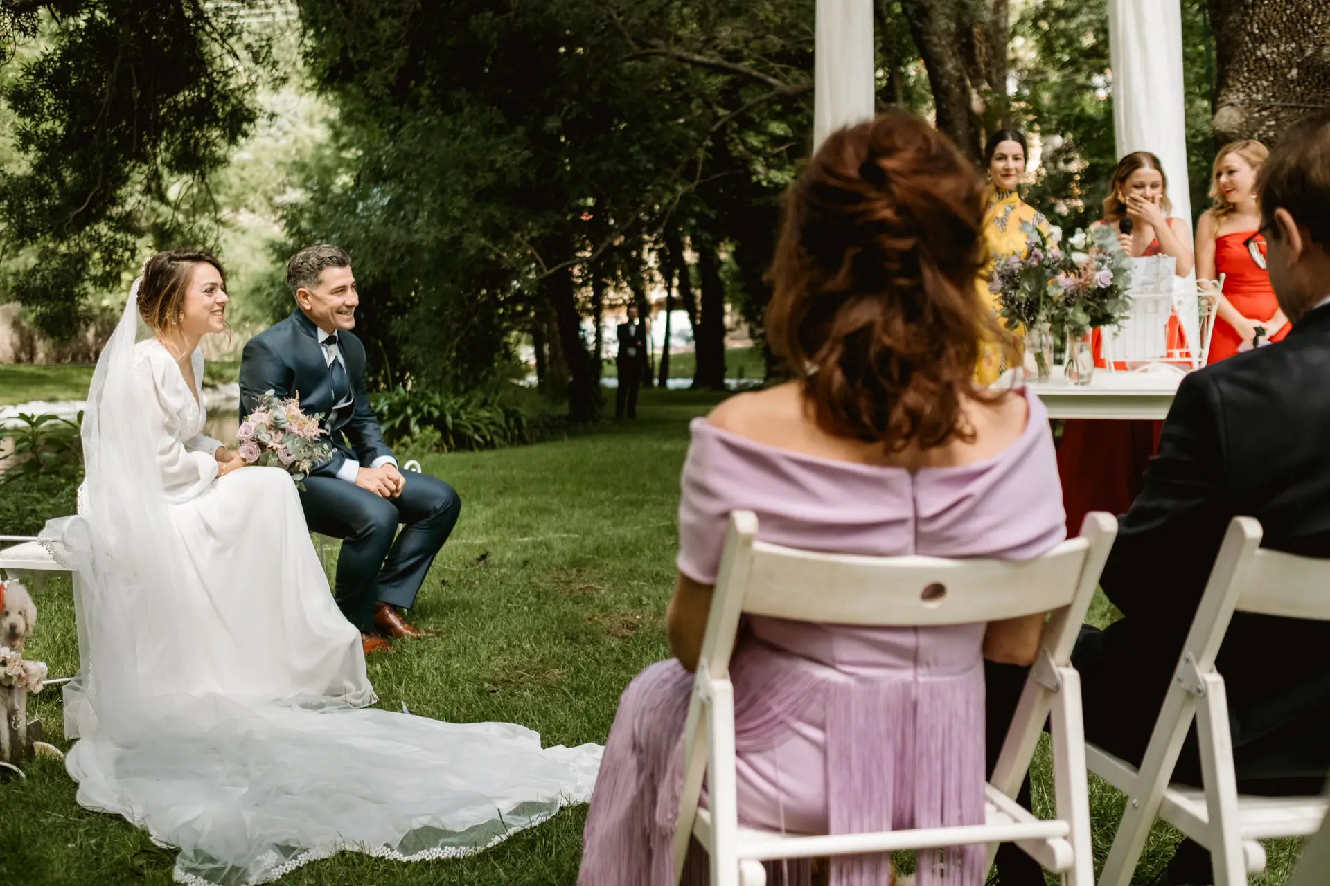 Los novios escuchan las lecturas en el jardín, en el Valle del Jerte (Cáceres)