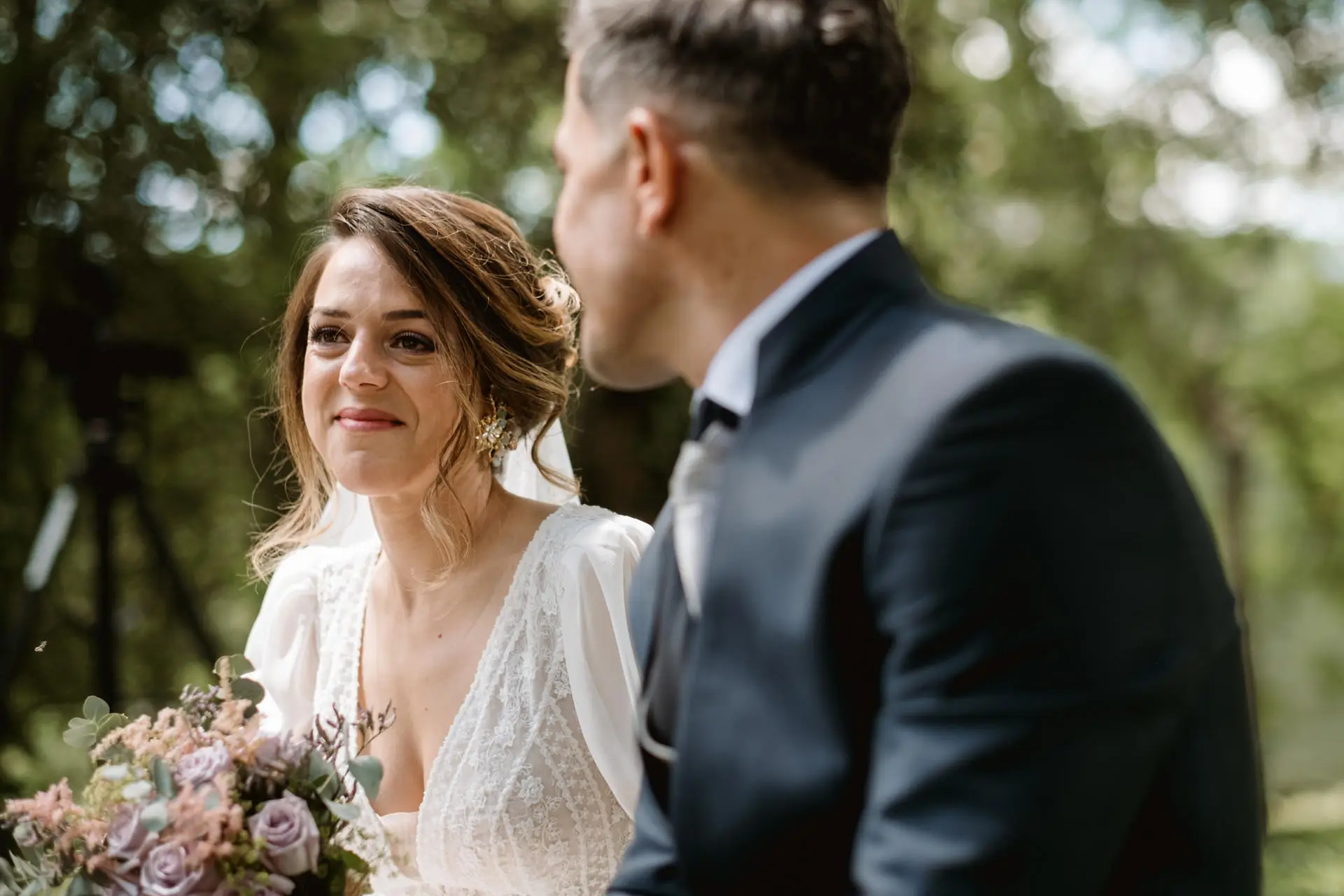 La novia se emociona durante la ceremonia, en el Valle del Jerte (Cáceres)