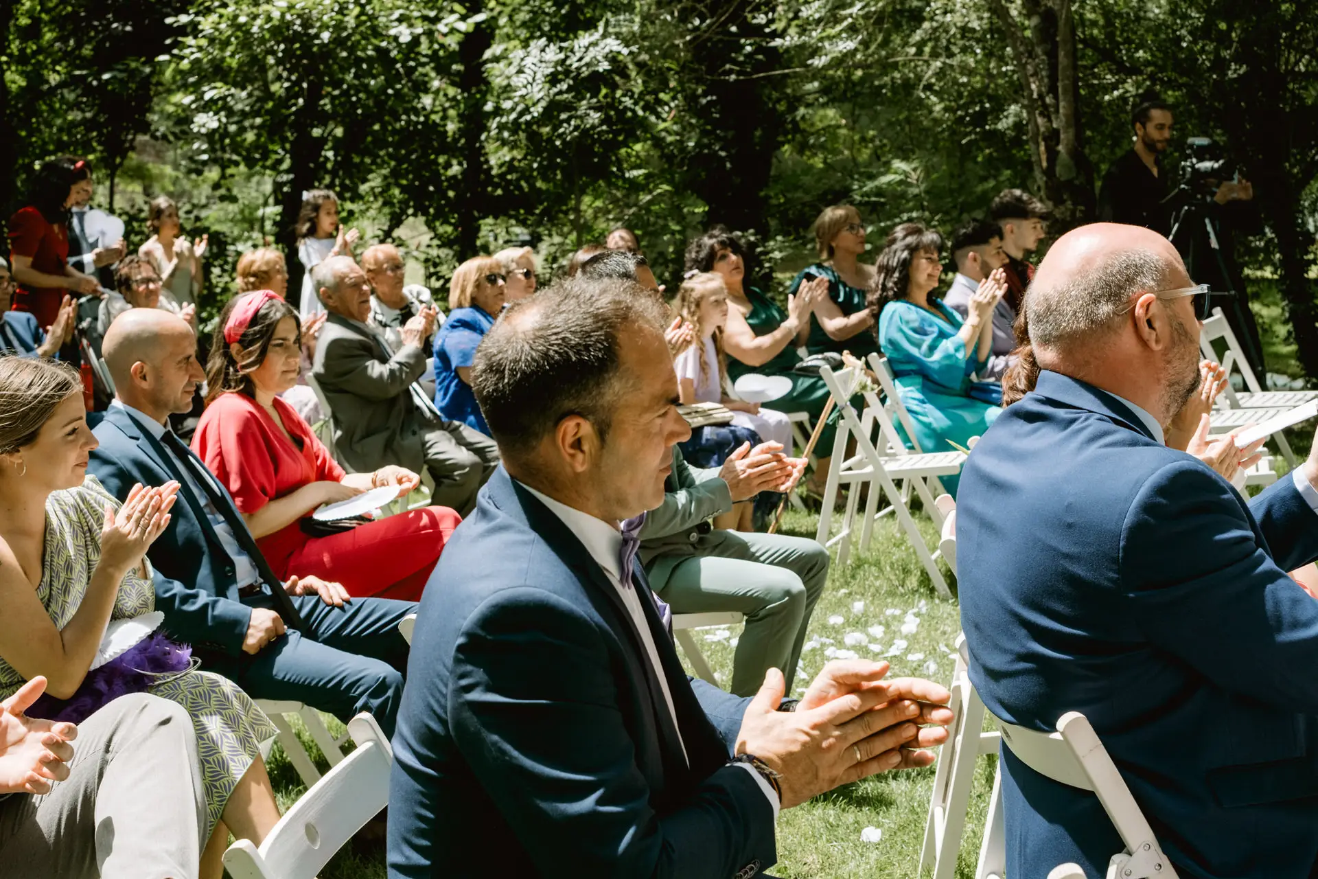 Los invitados aplauden en la ceremonia civil, en el Valle del Jerte (Cáceres)