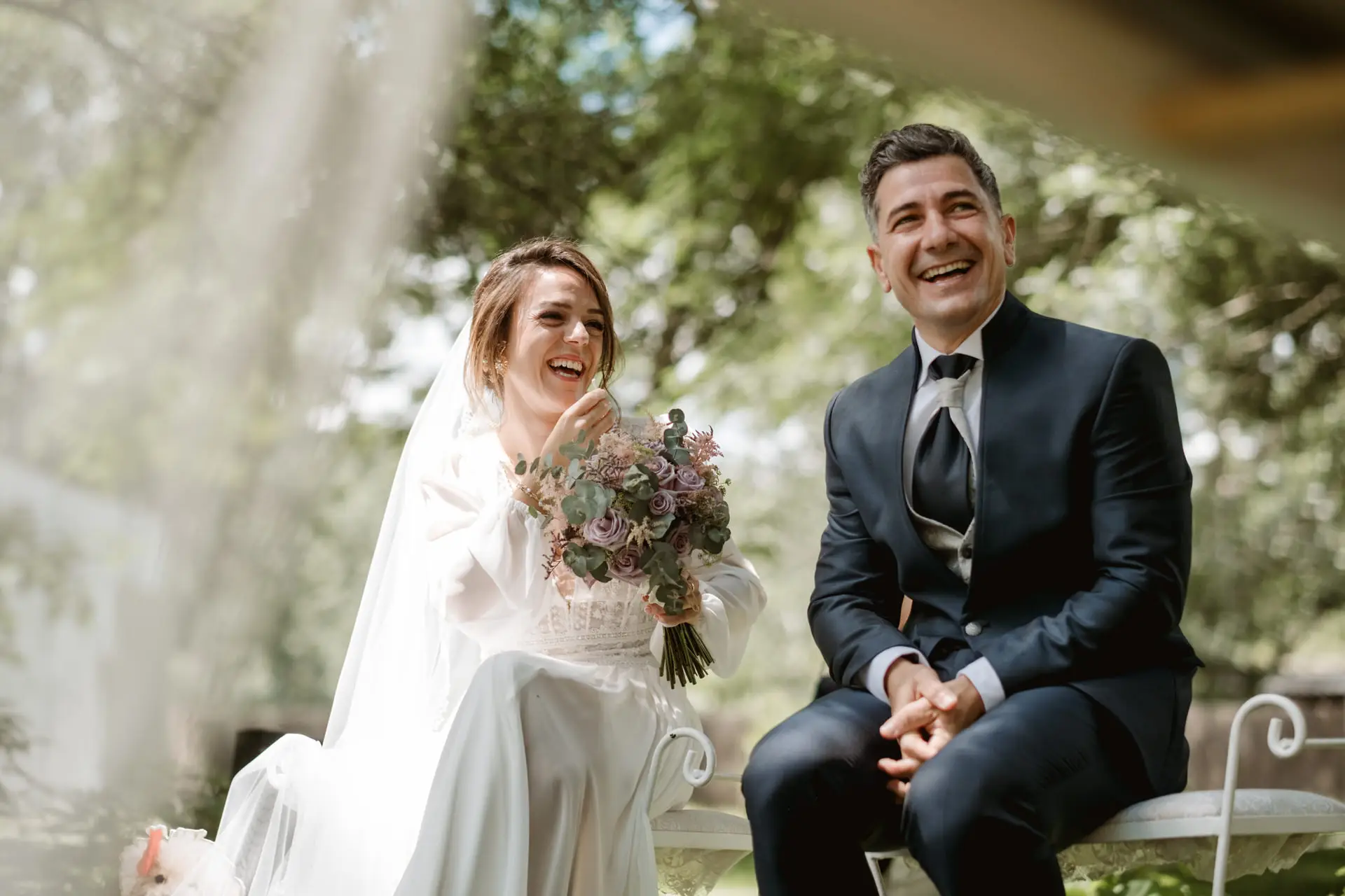 Los novios se ríen durante la ceremonia, en el Valle del Jerte (Cáceres)
