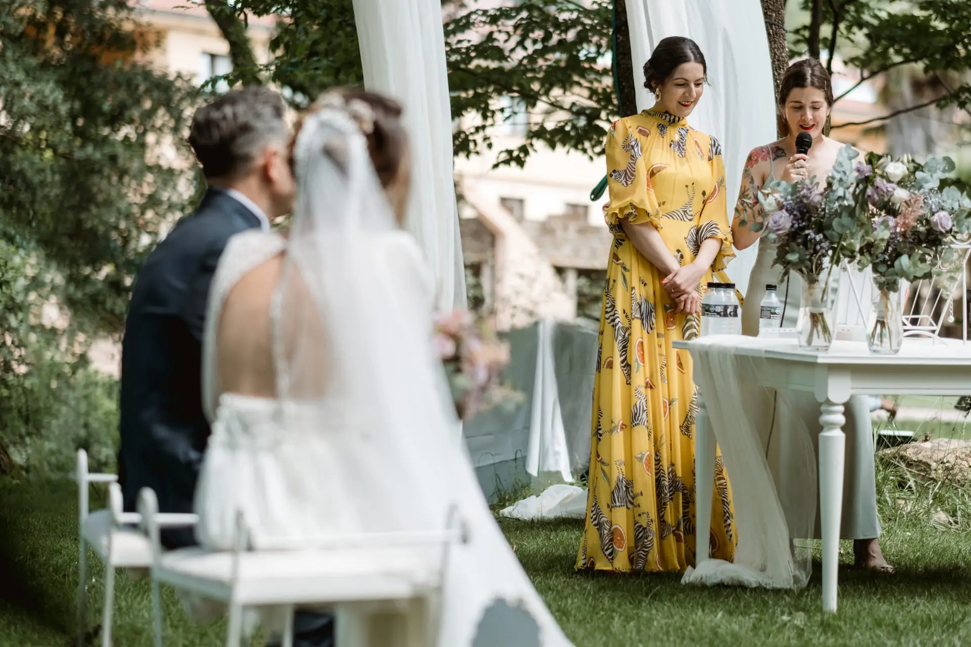 La oficiante habla a los novios durante la ceremonia, en el Valle del Jerte (Cáceres)