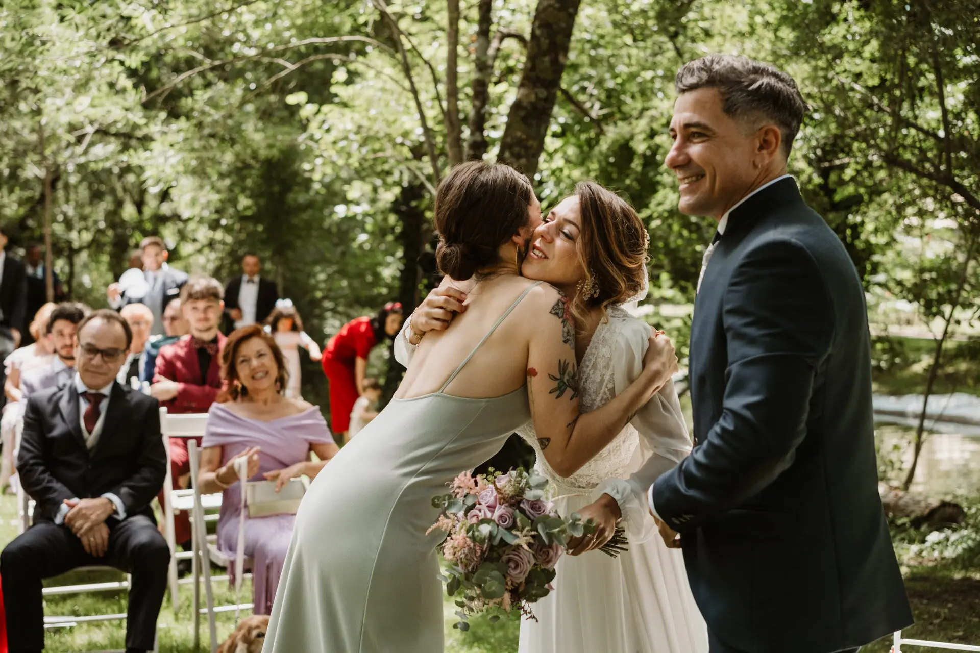 Una amiga abraza a la novia en la ceremonia, en el Valle del Jerte (Cáceres)