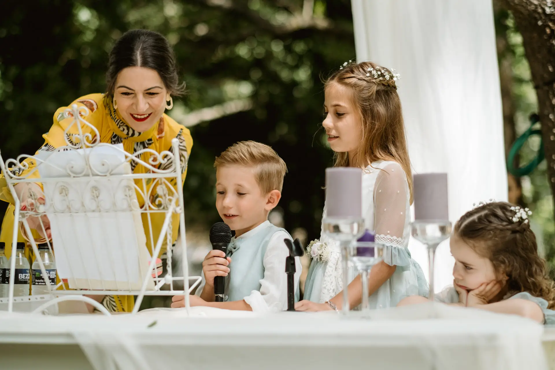 Los sobrinos de los novios hablan durante la ceremonia, en el Valle del Jerte (Cáceres)