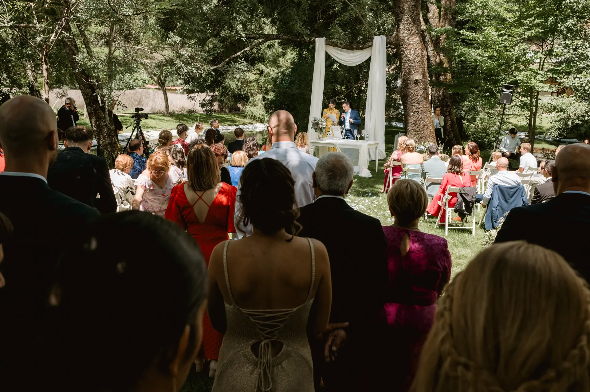 Los invitados en la ceremonia, vistos desde atrás, en el Valle del Jerte (Cáceres)