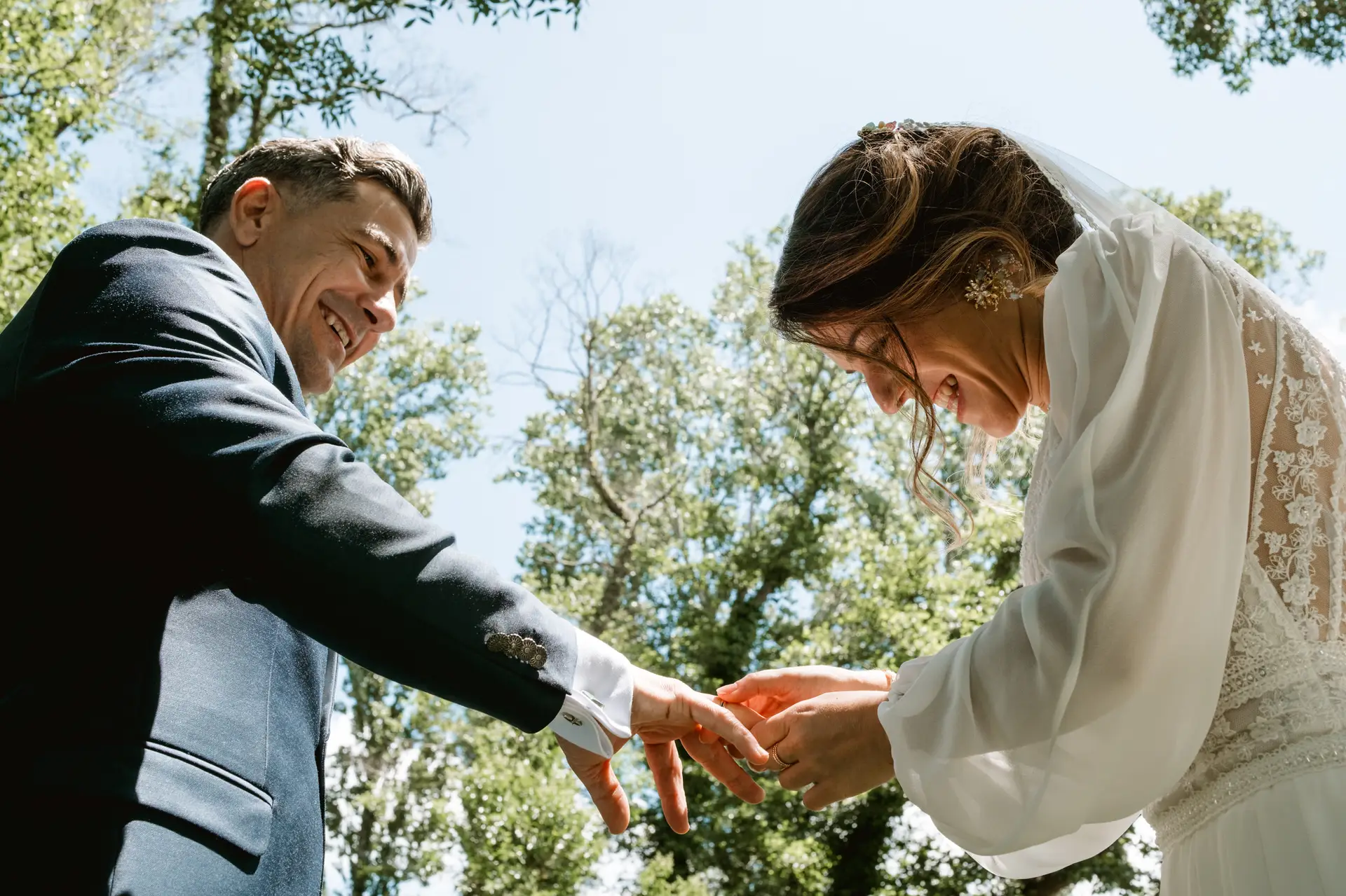 La novia pone el anillo al novio bajo los árboles, en el Valle del Jerte (Cáceres)