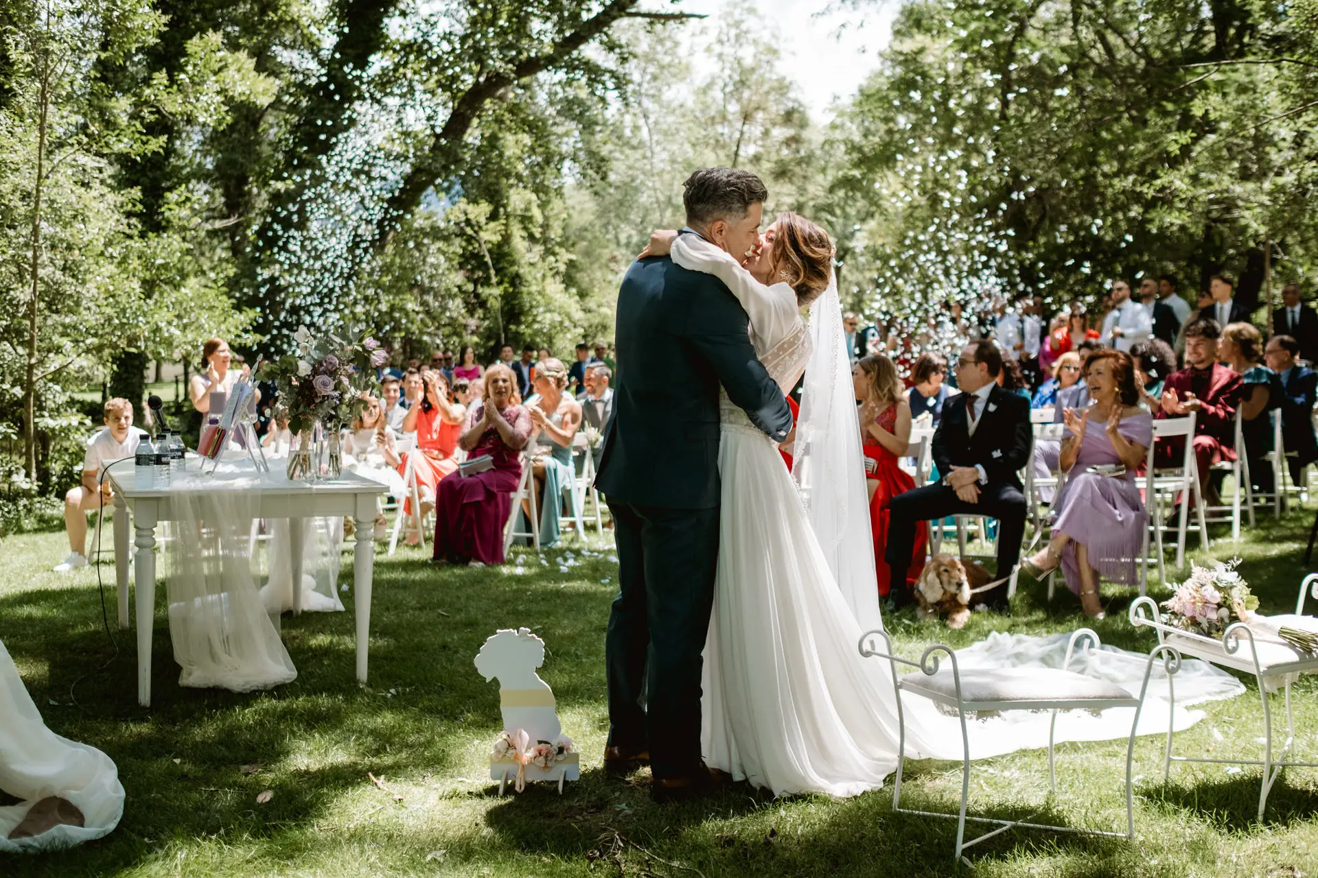 Los novios se besan entre confeti al final de la ceremonia, en el Valle del Jerte (Cáceres)