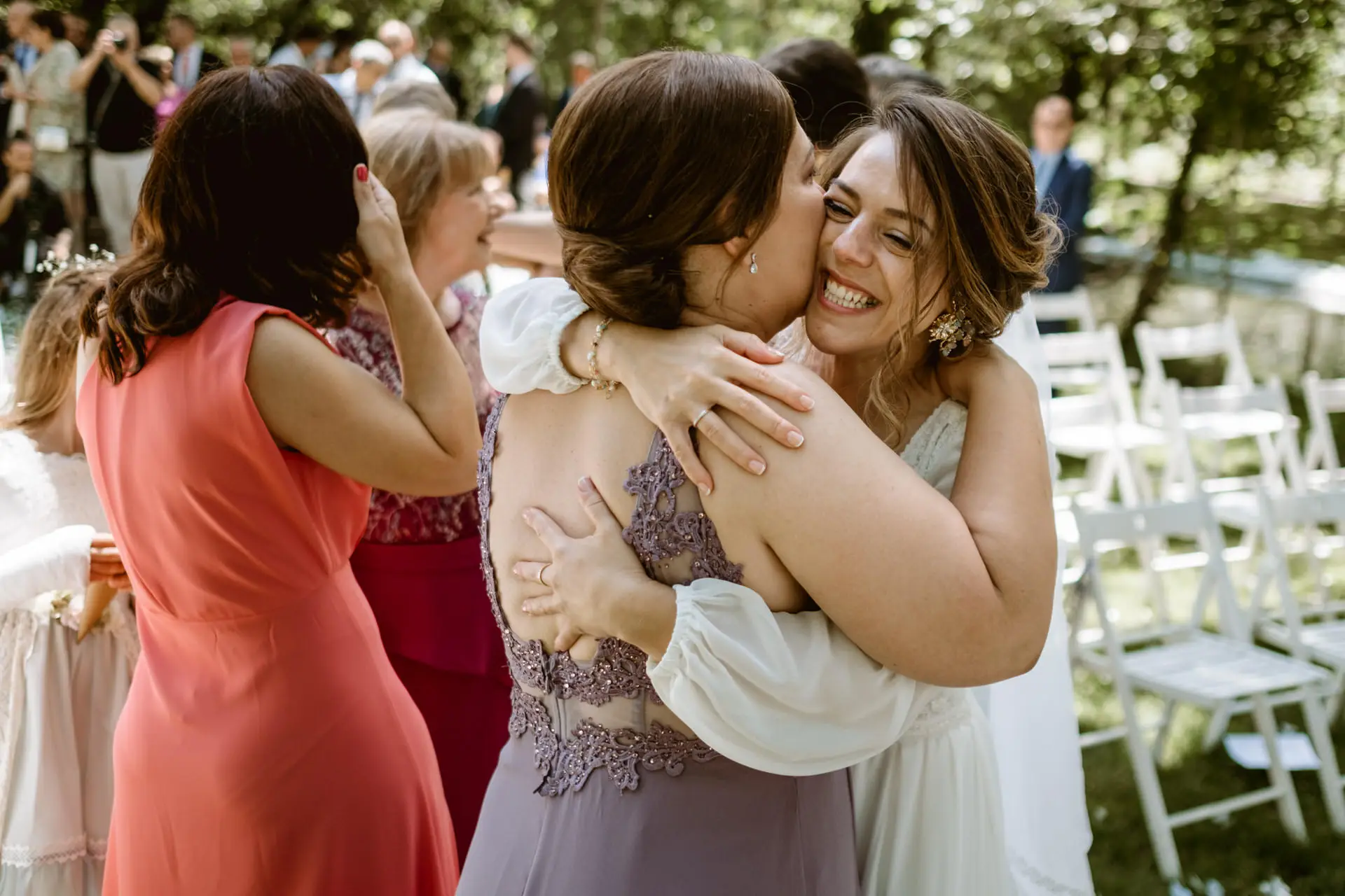 Una amiga abraza a la novia tras la ceremonia, en el Valle del Jerte (Cáceres)