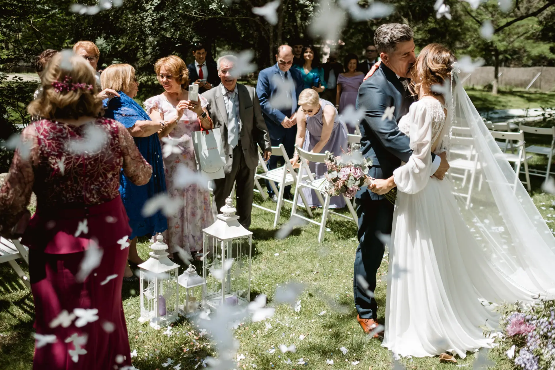 Los novios salen entre pétalos por el pasillo, en el Valle del Jerte (Cáceres)