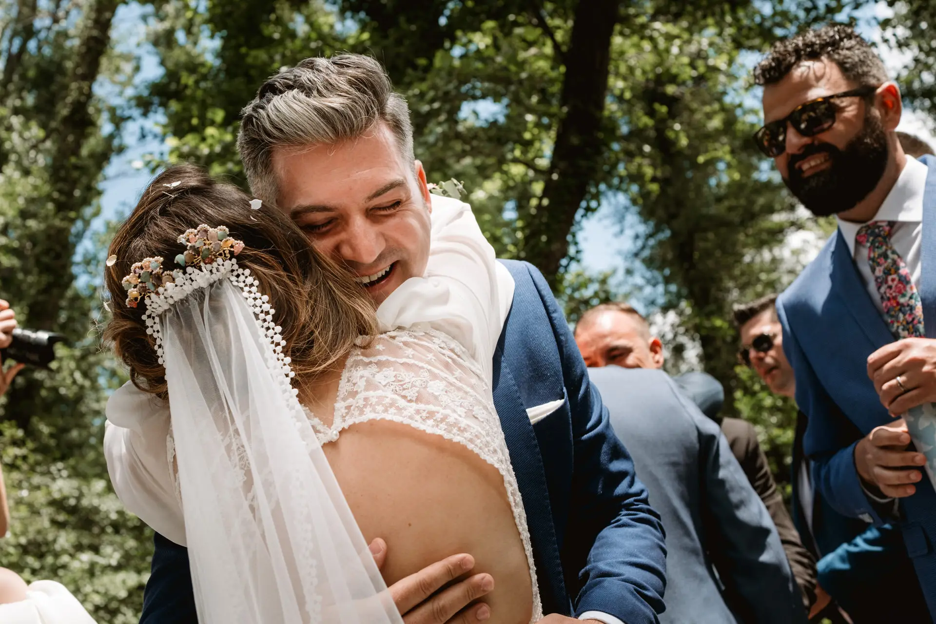 El novio abraza a la novia entre los invitados, en el Valle del Jerte (Cáceres)
