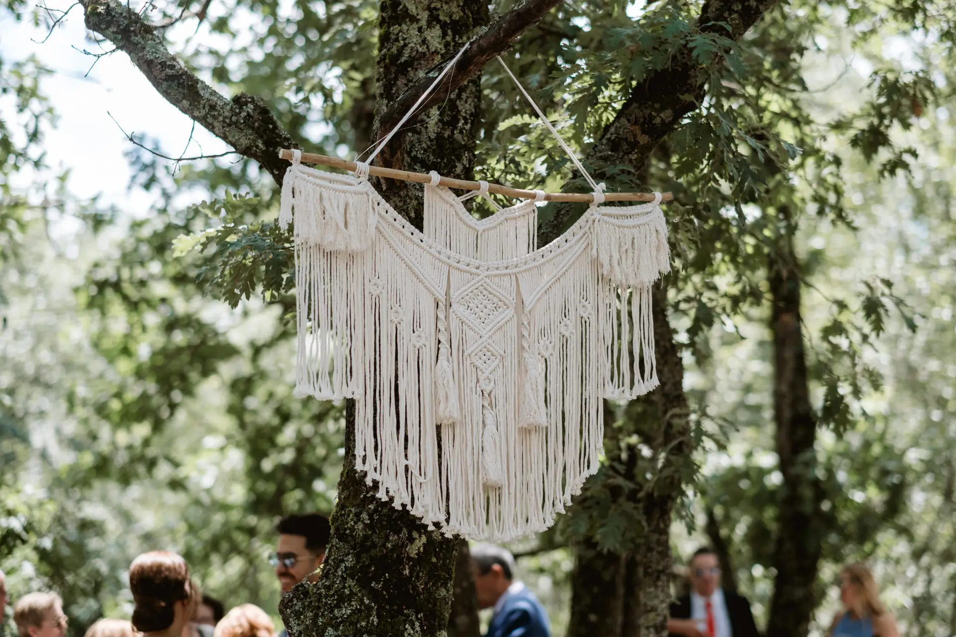 Un tapiz de macramé colgado de un árbol en el cóctel, en el Valle del Jerte (Cáceres)
