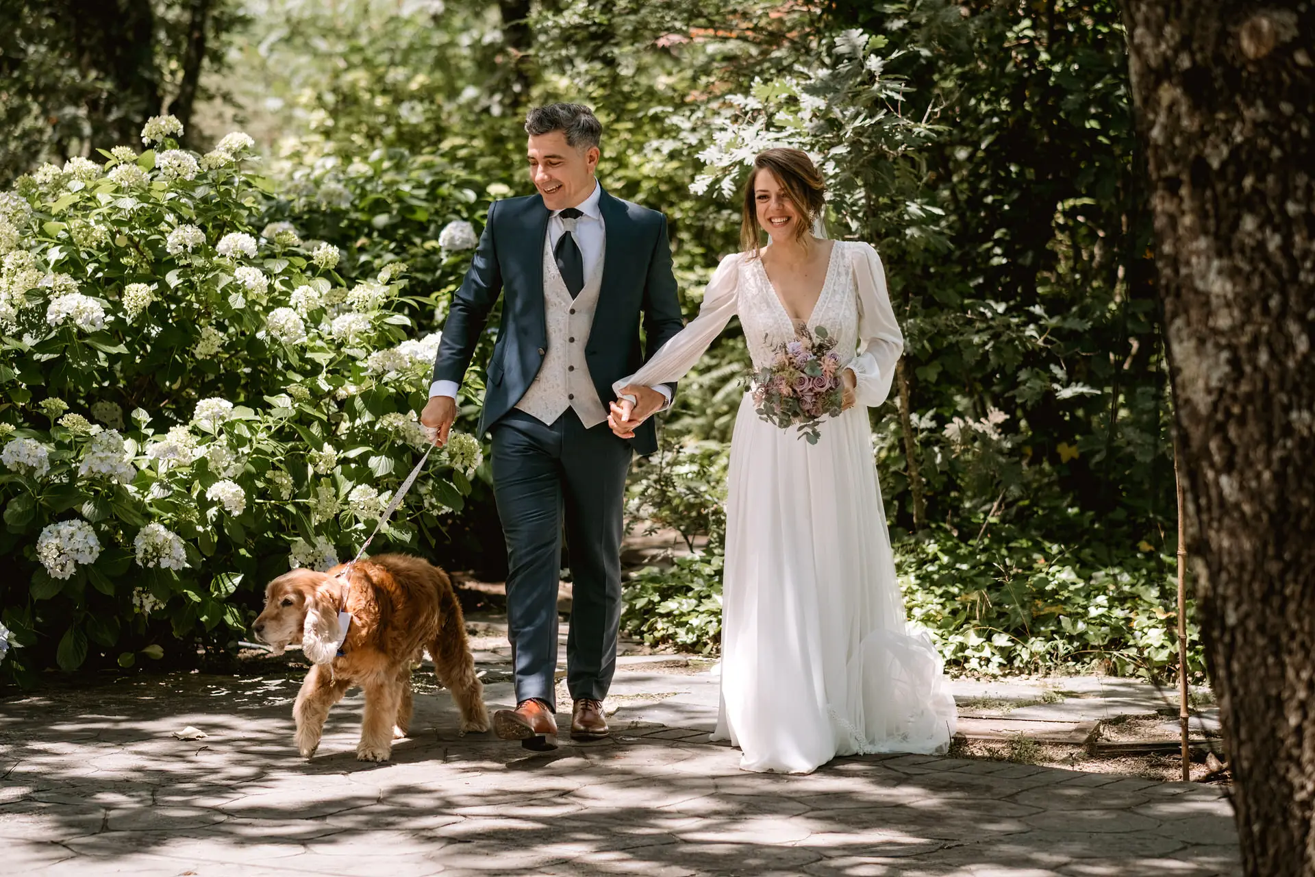 Los novios pasean con su perro entre las hortensias, en el Valle del Jerte (Cáceres)