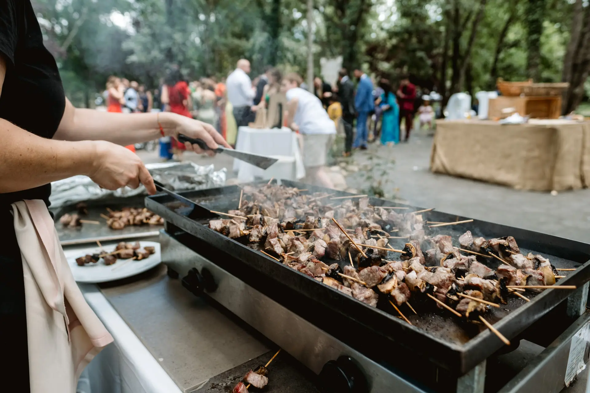 Brochetas a la plancha en el cóctel, en el Valle del Jerte (Cáceres)