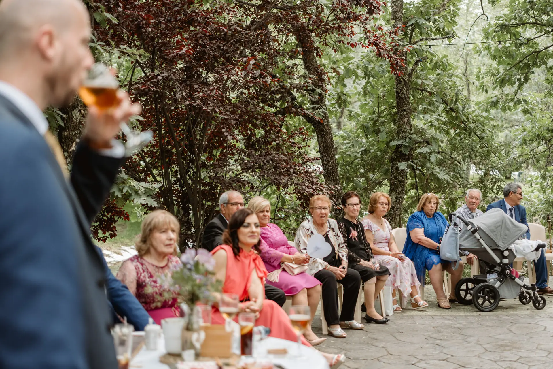 Los invitados sentados en el cóctel, en el Valle del Jerte (Cáceres)