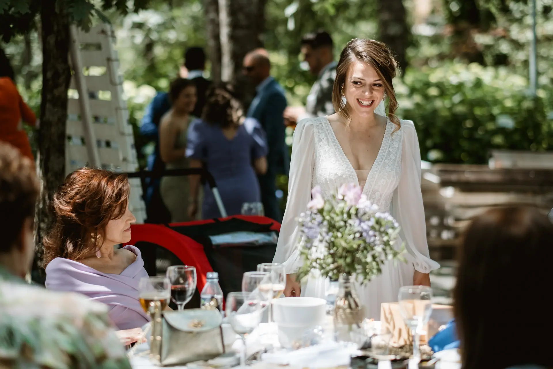 La novia sonríe en el cóctel, en el Valle del Jerte (Cáceres)