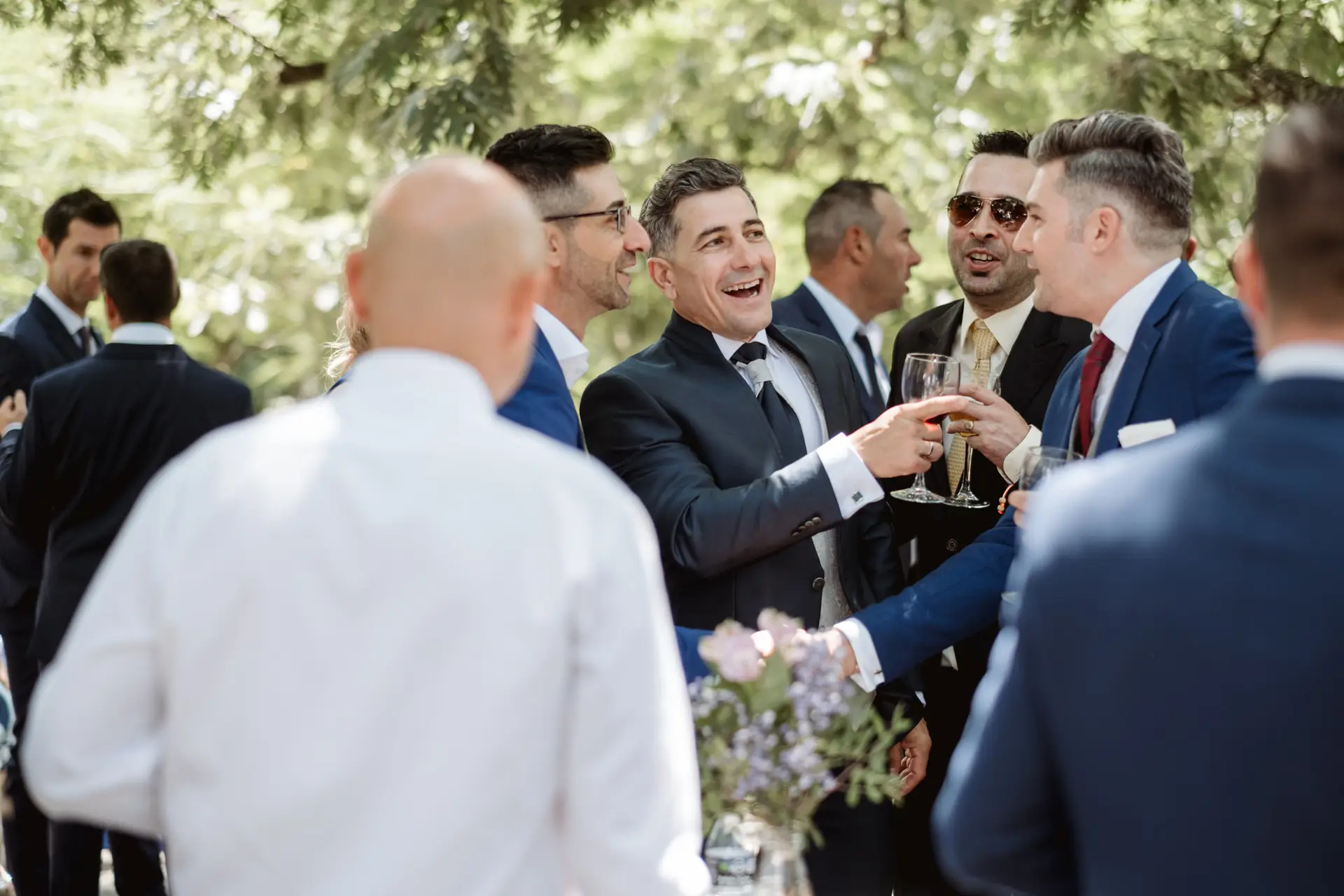 El novio brinda con sus amigos, en el Valle del Jerte (Cáceres)