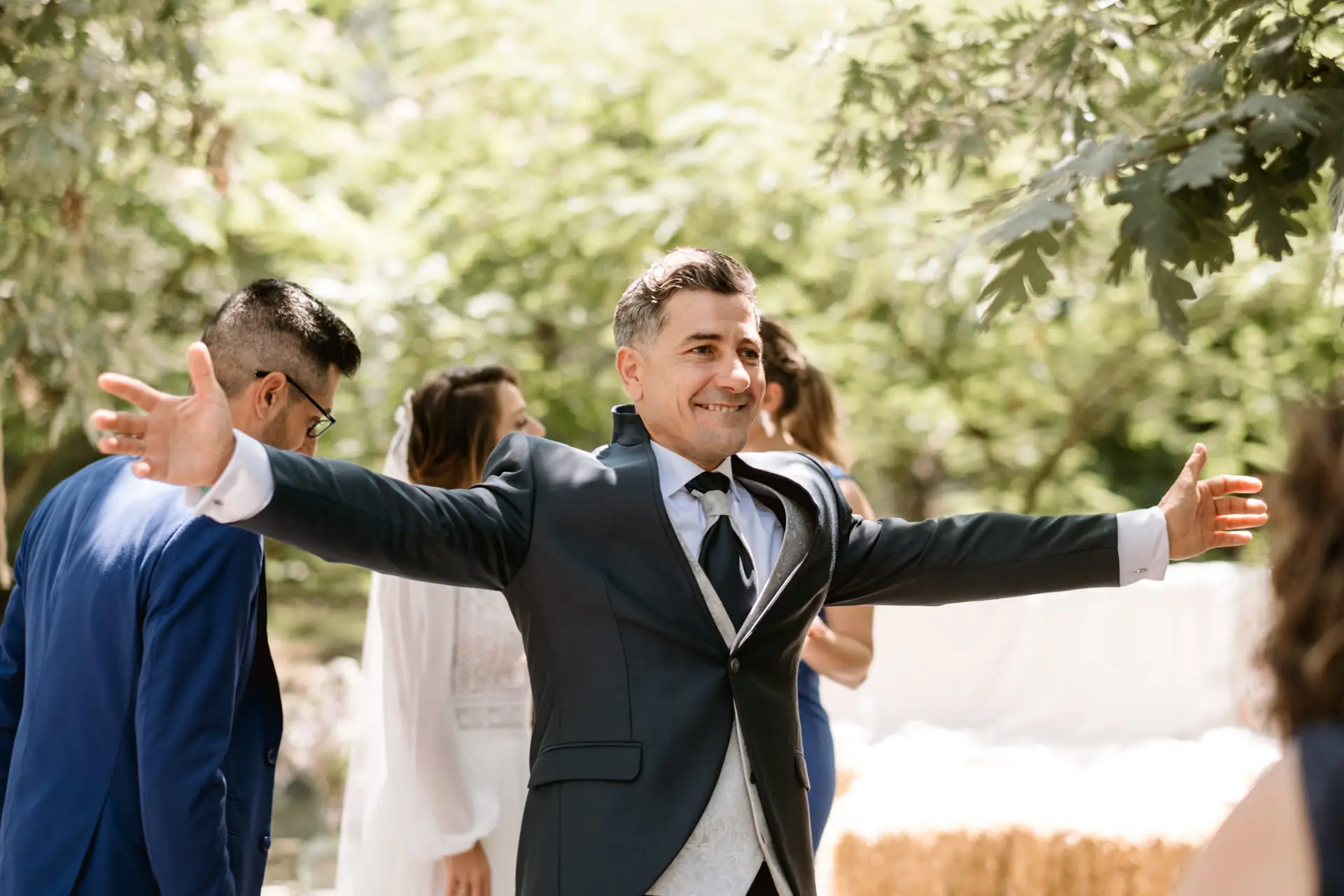 El novio abre los brazos a los invitados, en el Valle del Jerte (Cáceres)