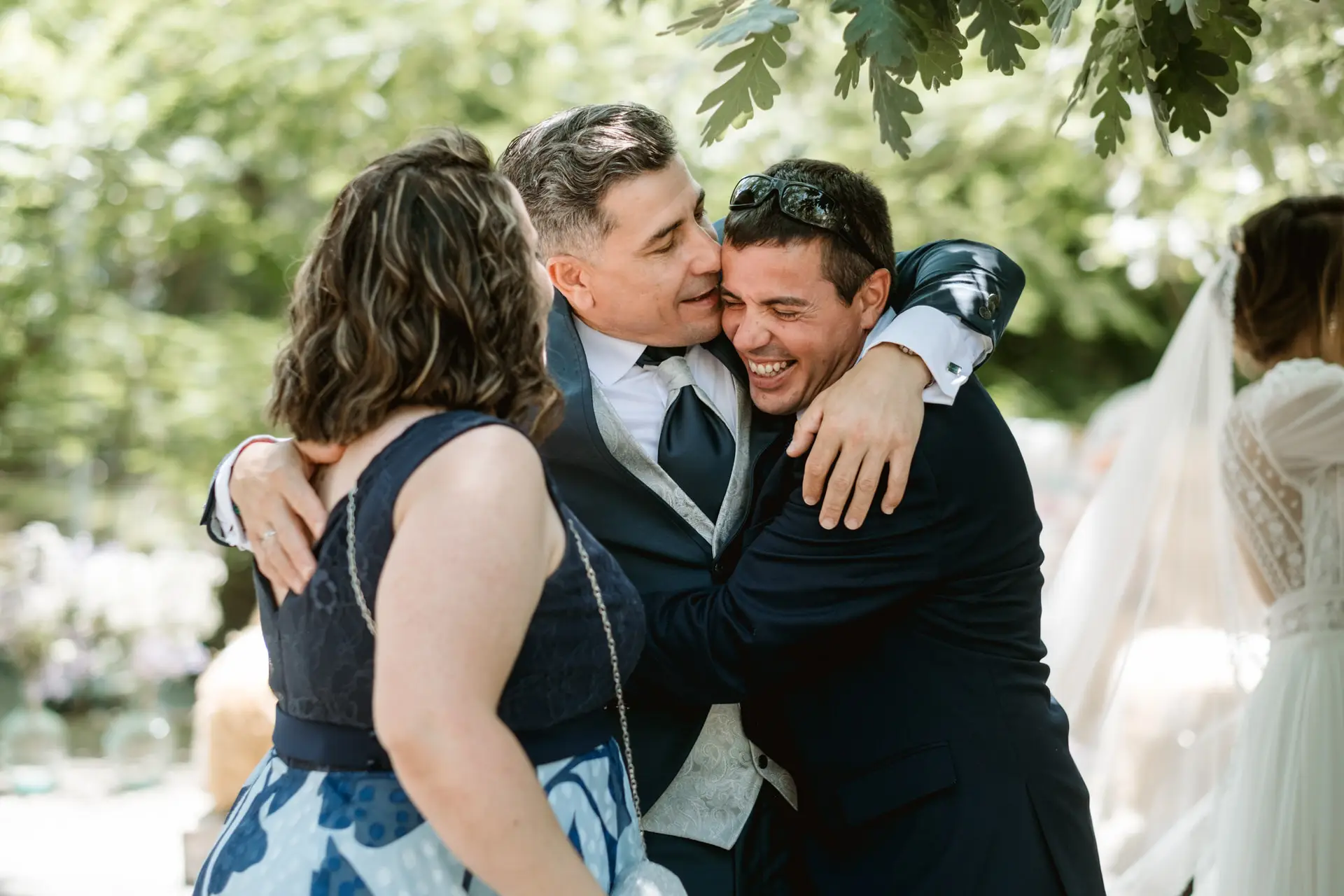 El novio abraza a un amigo en el cóctel, en el Valle del Jerte (Cáceres)