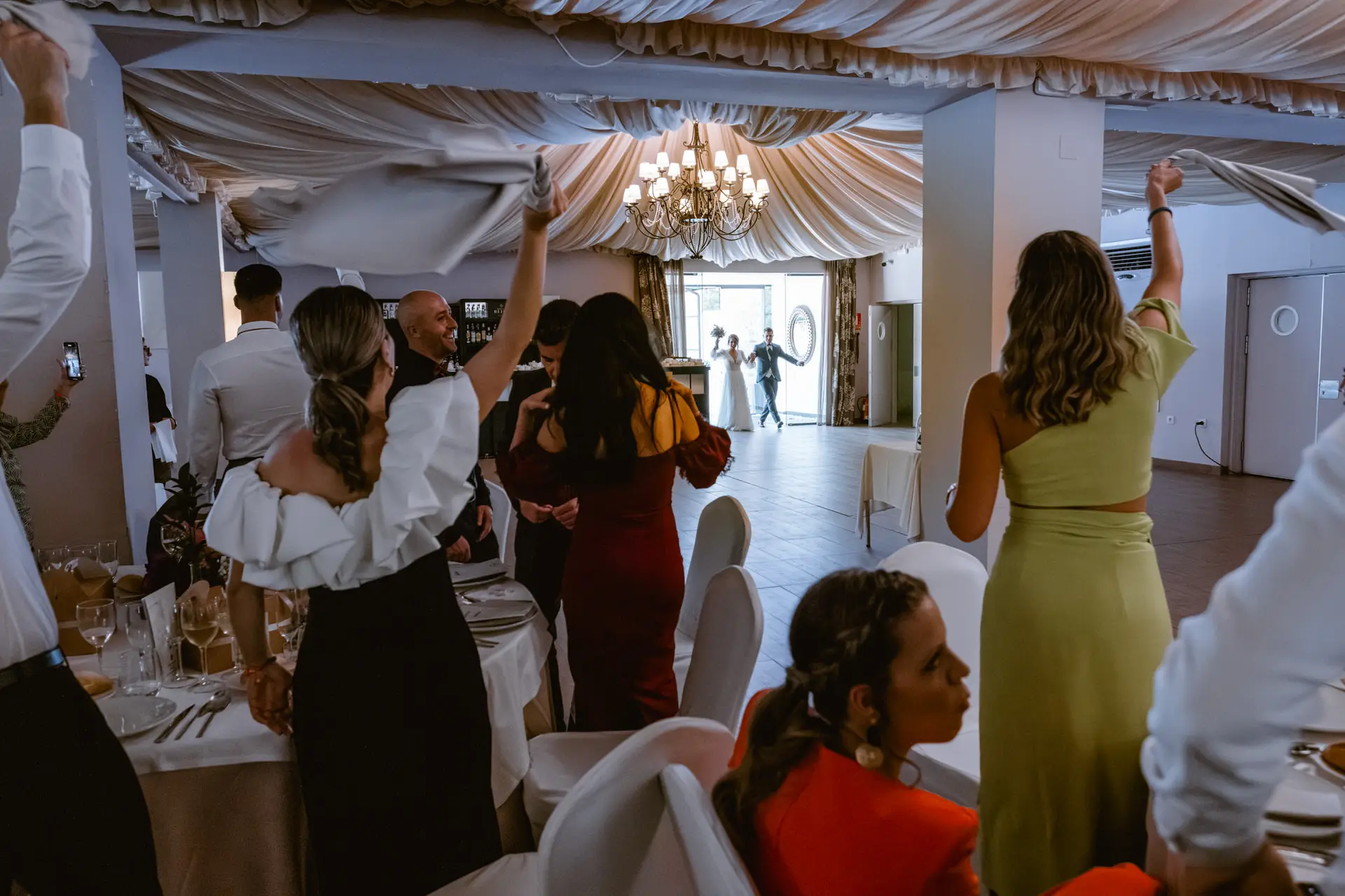 Los invitados se levantan para recibir a los novios en el salón, en el Valle del Jerte (Cáceres)