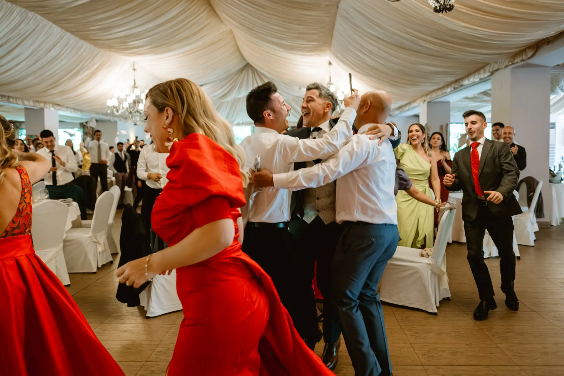 Los invitados bailan entre las mesas del banquete, en el Valle del Jerte (Cáceres)