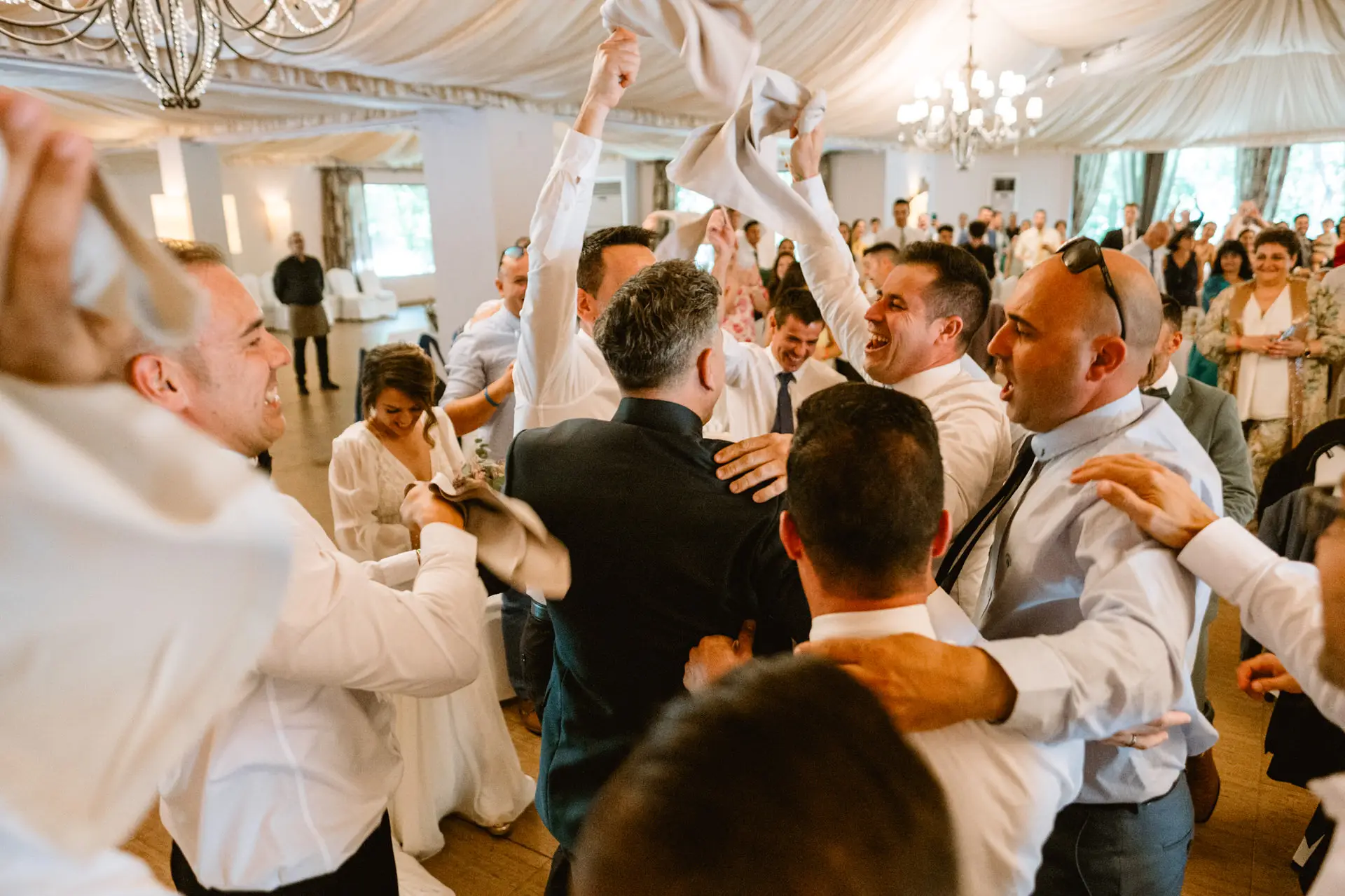 Los amigos celebran en el salón del banquete, en el Valle del Jerte (Cáceres)