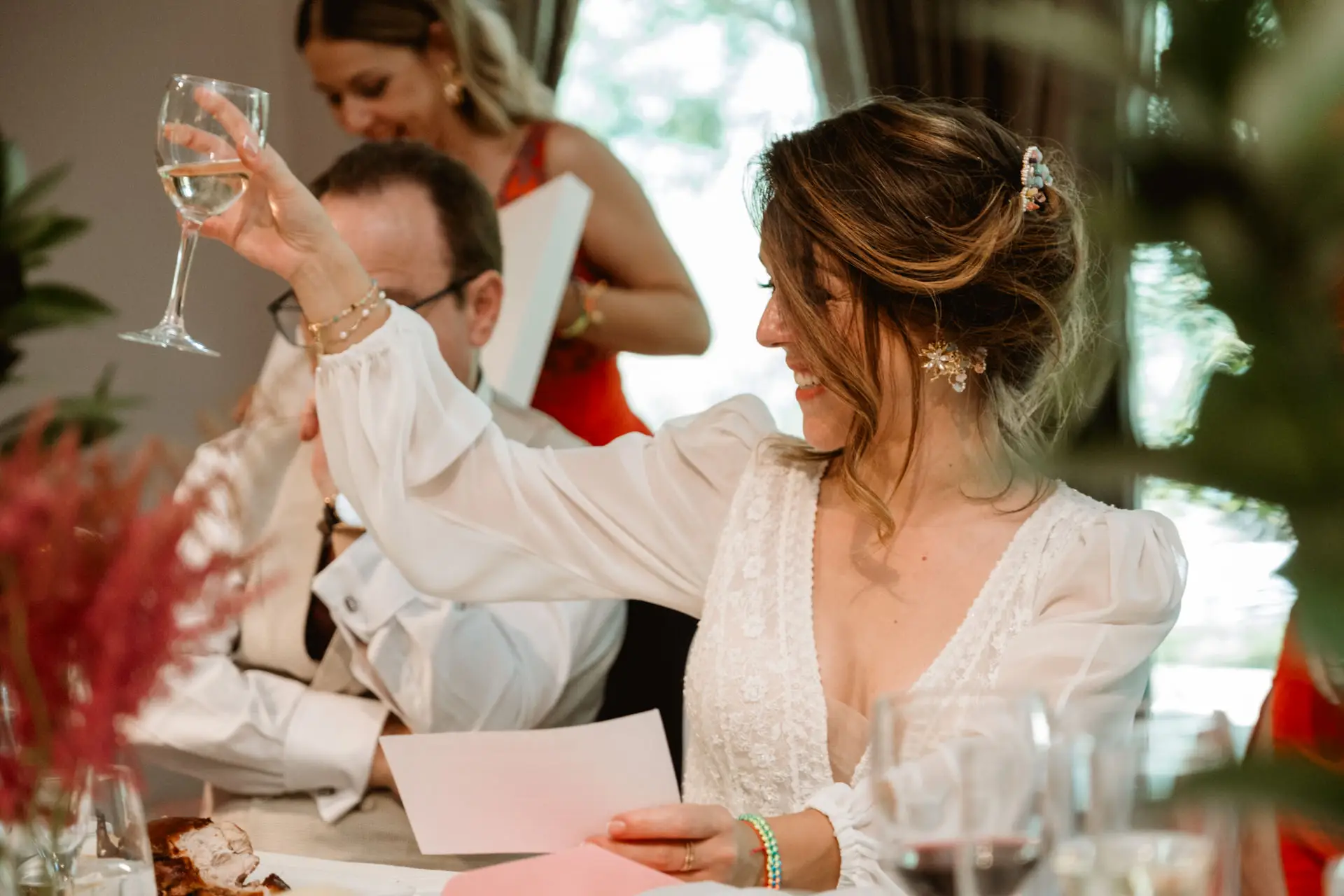 La novia levanta la copa en el banquete, en el Valle del Jerte (Cáceres)