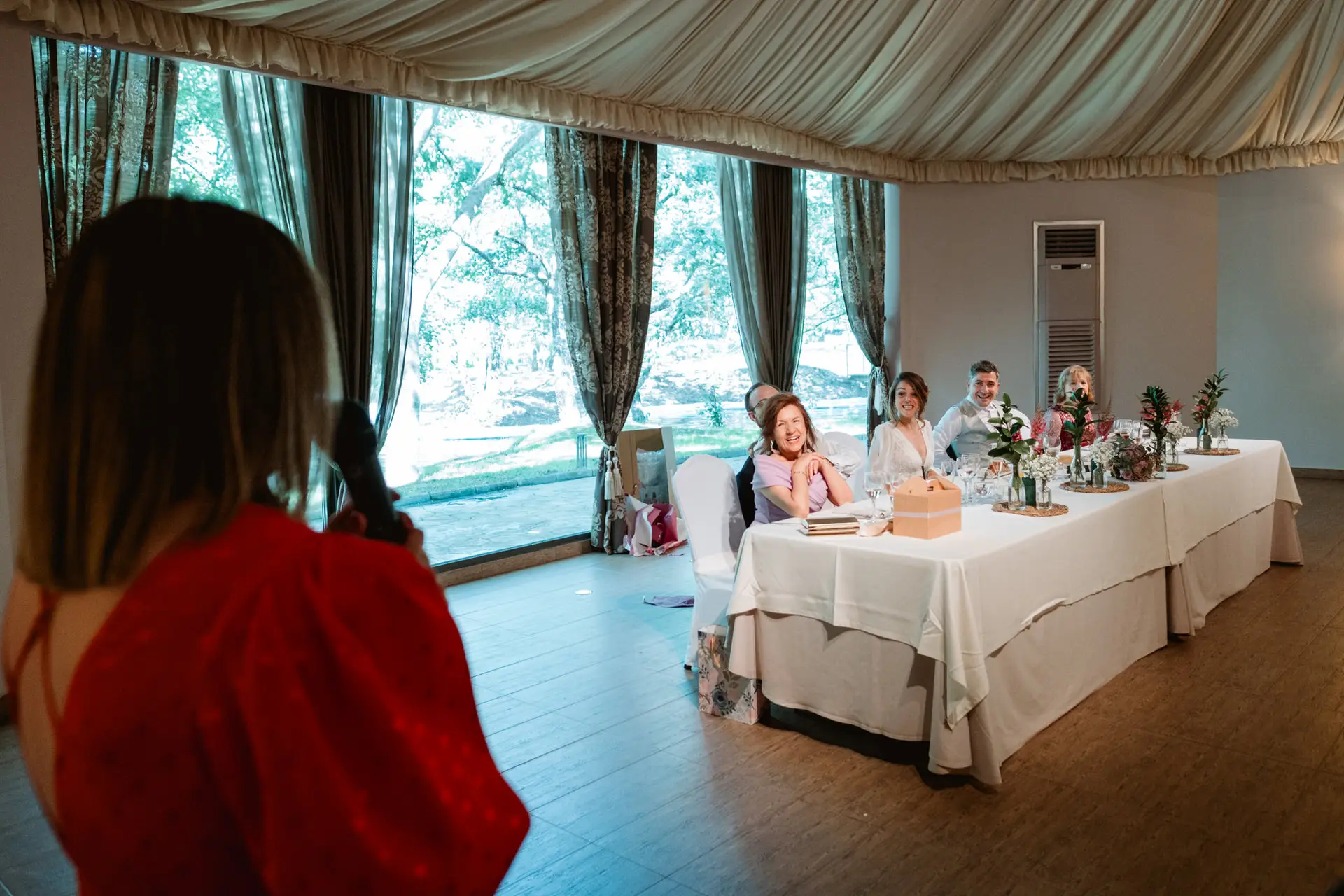 Una invitada habla a los novios en la mesa presidencial, en el Valle del Jerte (Cáceres)