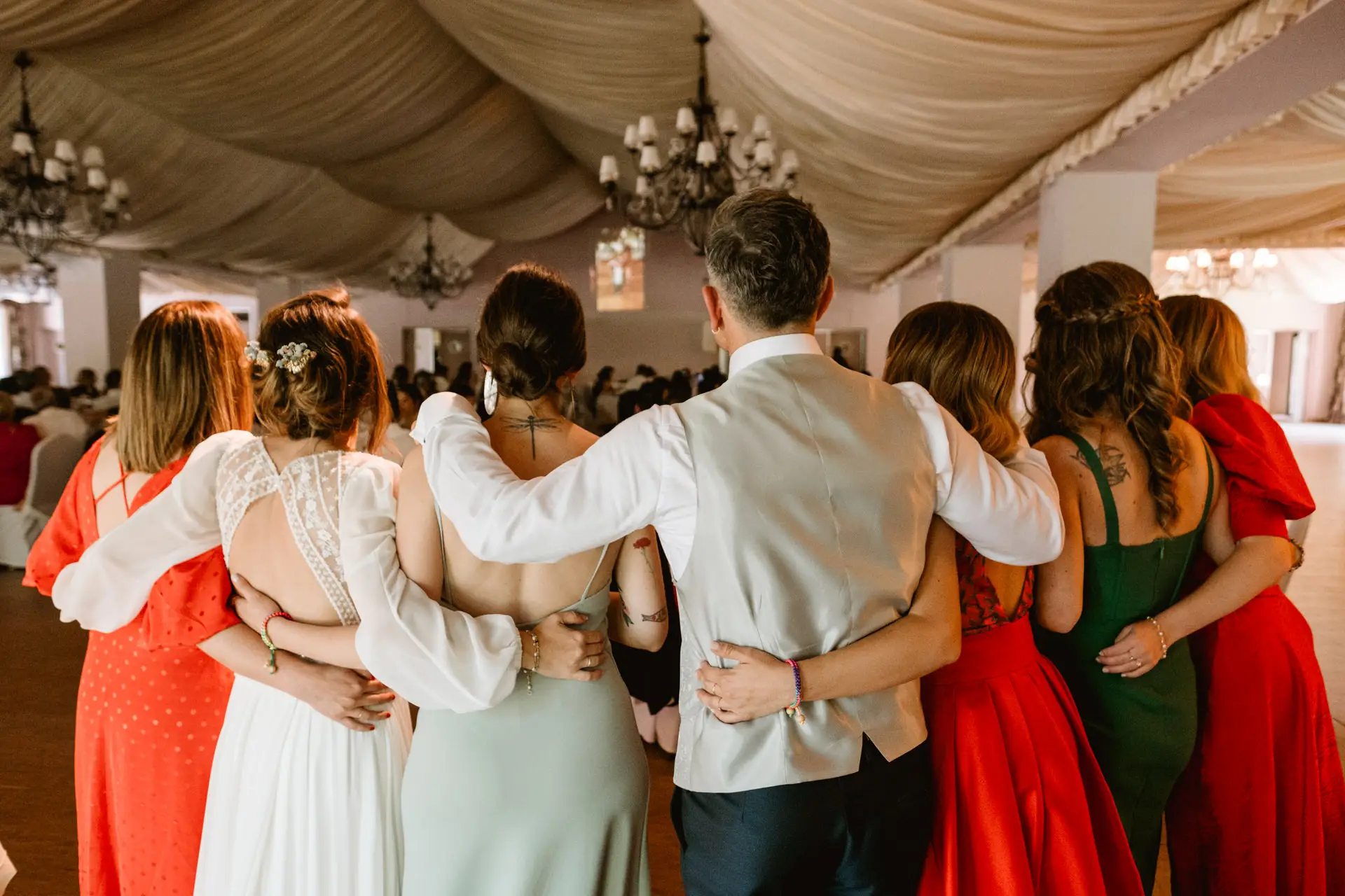 Los novios abrazados con sus amigas en el salón, en el Valle del Jerte (Cáceres)