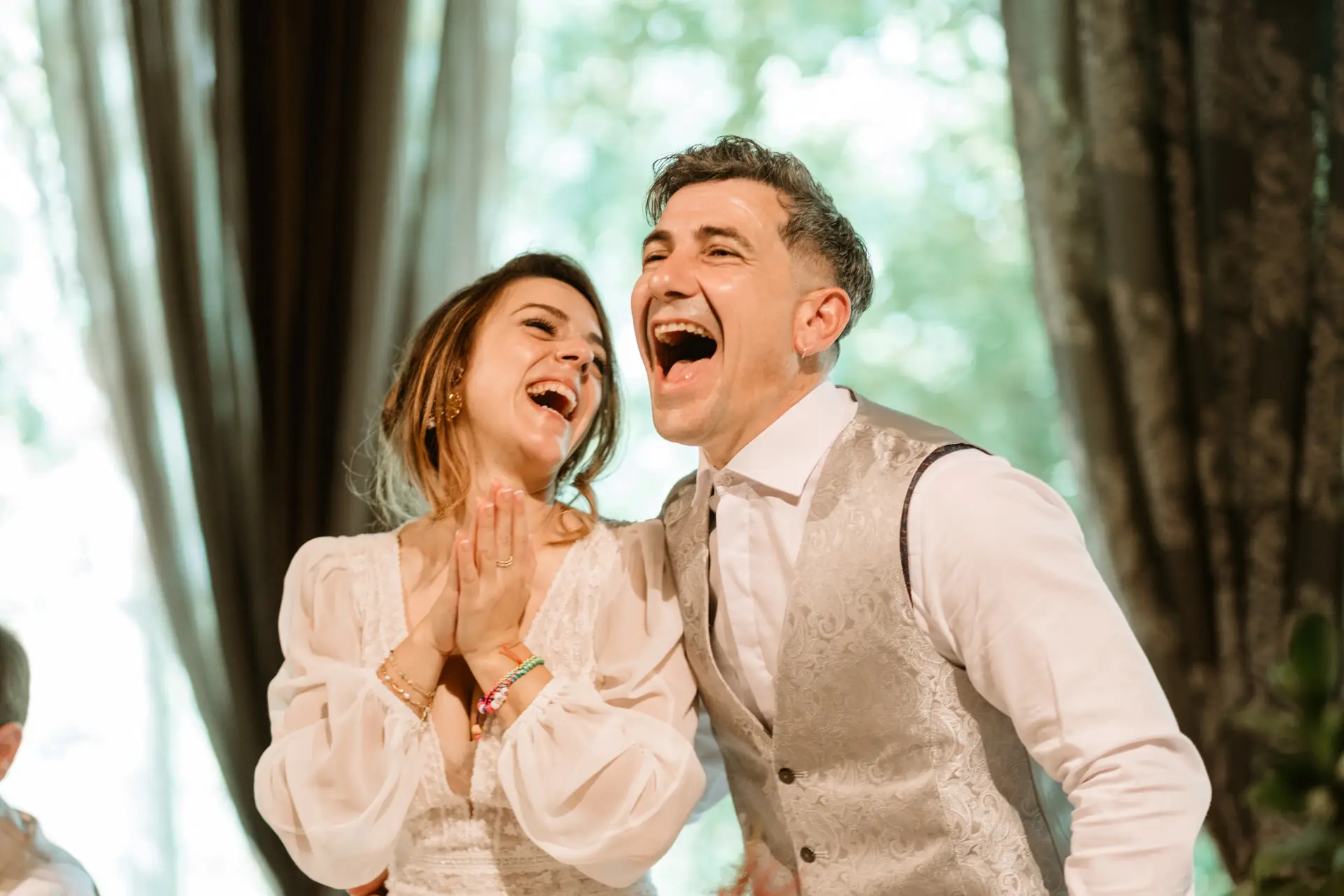Los novios se ríen a carcajadas en el banquete, en el Valle del Jerte (Cáceres)