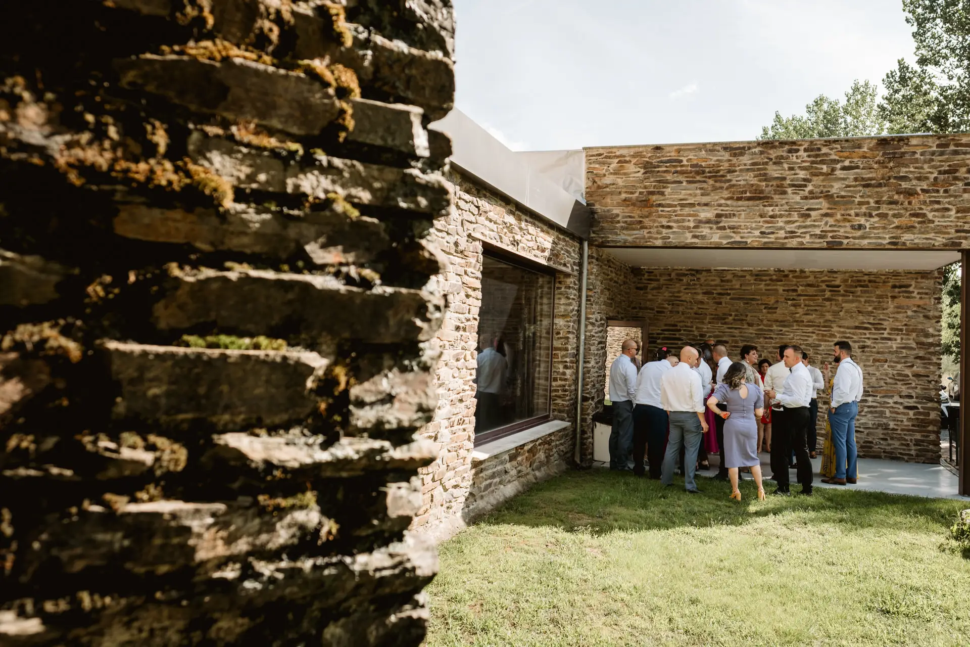 Los invitados en el patio de piedra del balneario