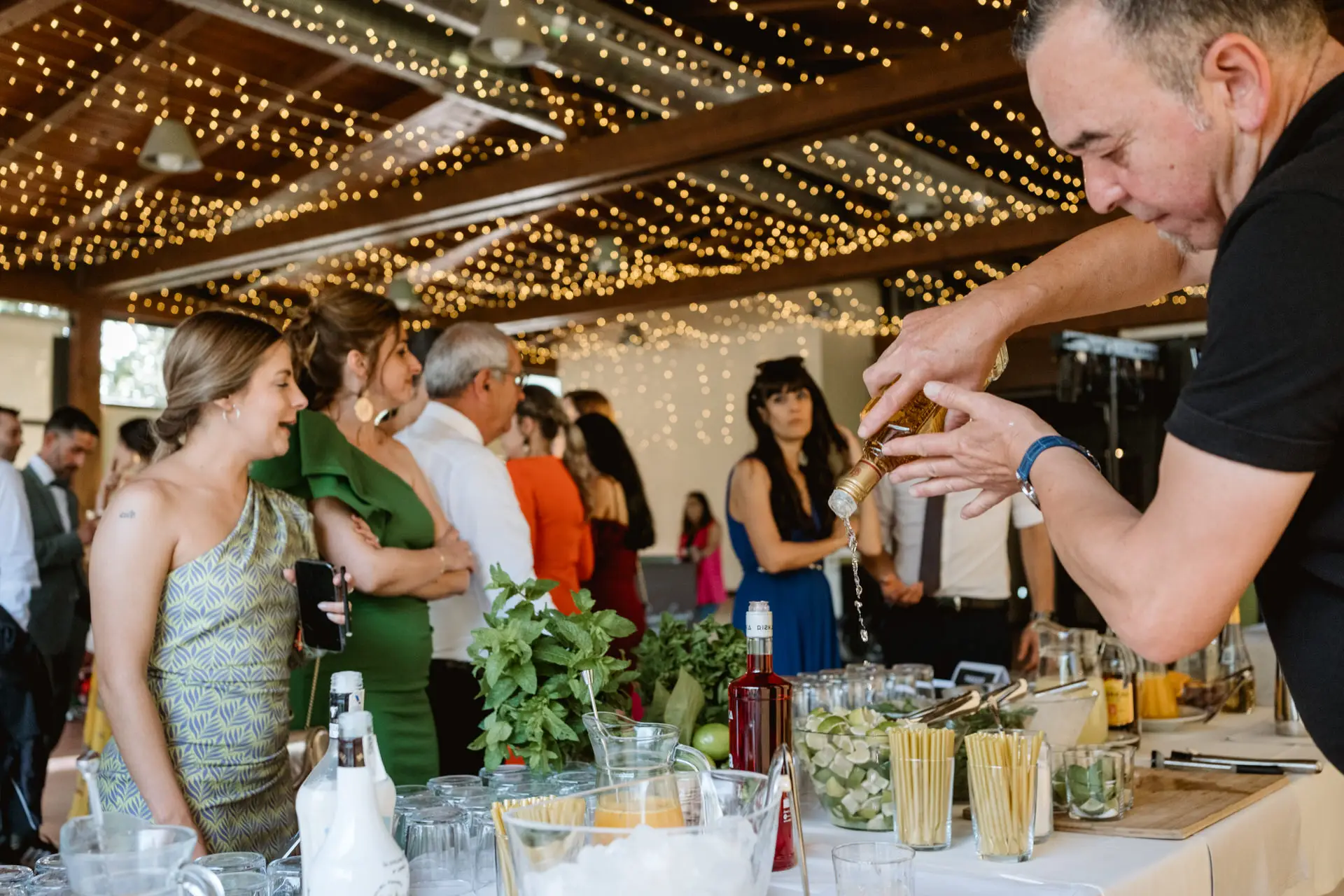 El barman prepara cócteles en la fiesta, en el Valle del Jerte (Cáceres)