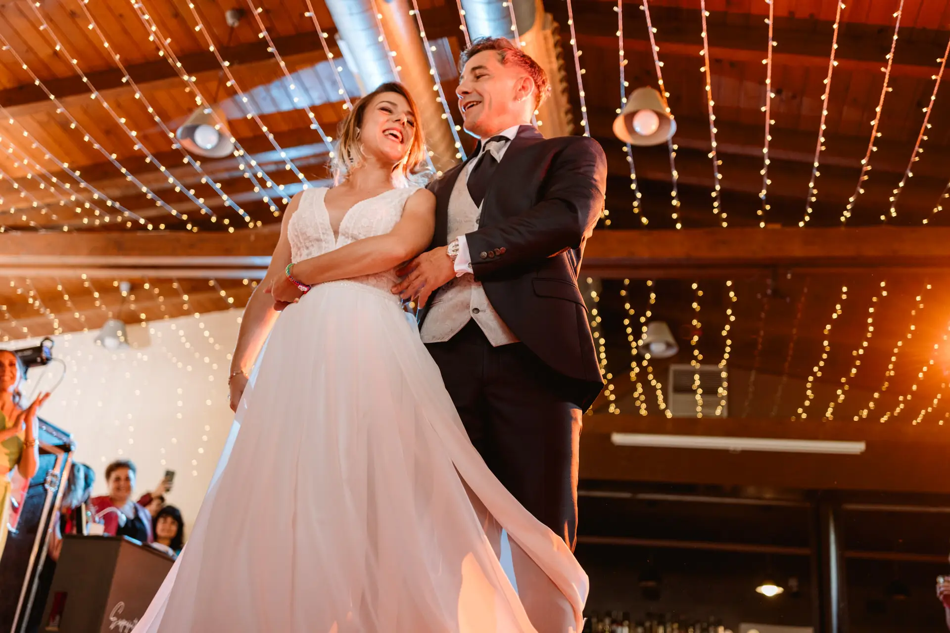 Los novios bailan bajo las luces del techo de madera, en el Valle del Jerte (Cáceres)