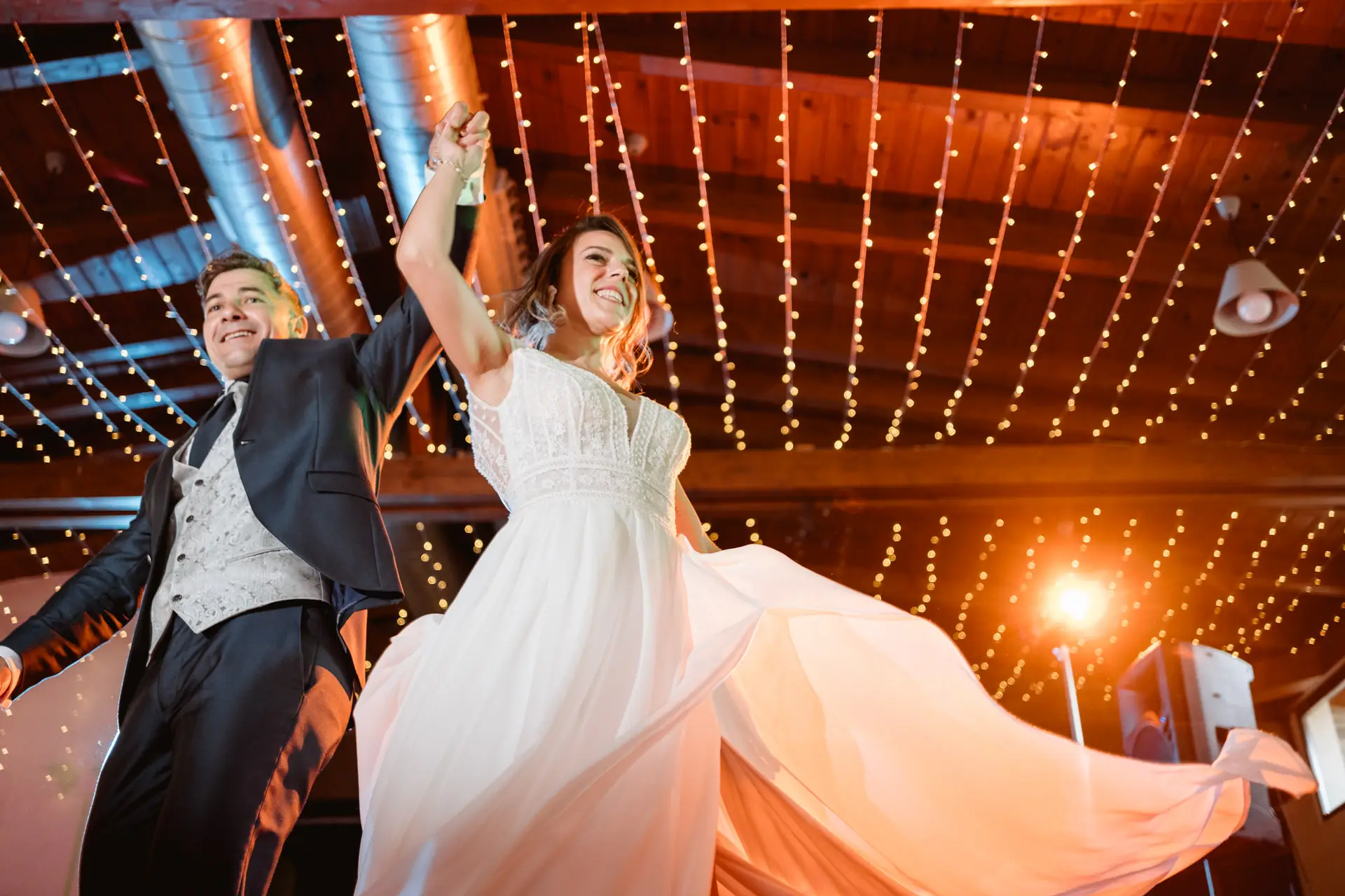 Los novios bailan en la fiesta del Valle del Jerte